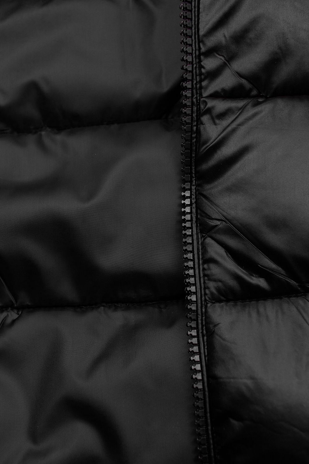 Černá přechodná bunda s kapucí a kožešinou