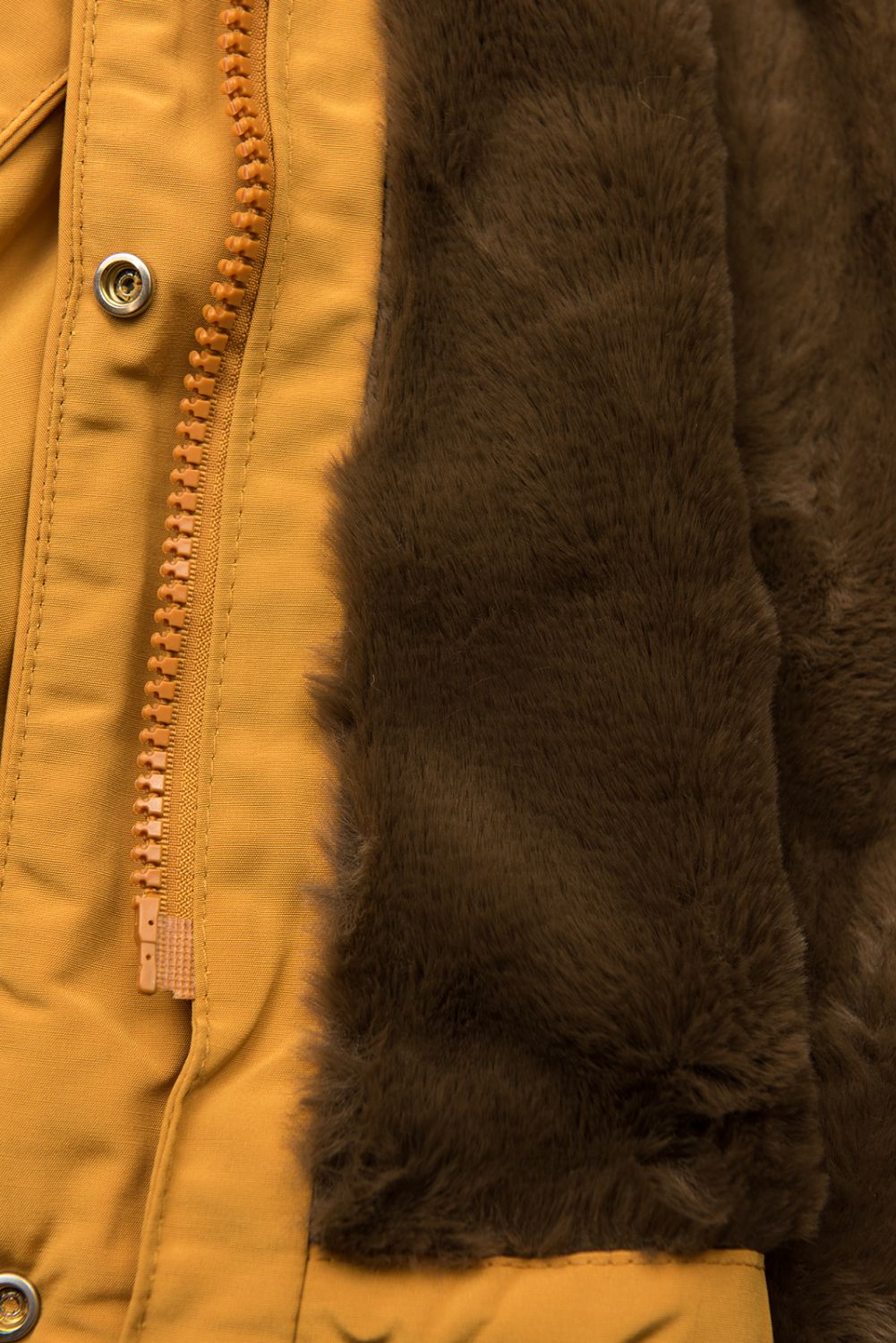 Žlutá zimní parka s hnědým plyšem