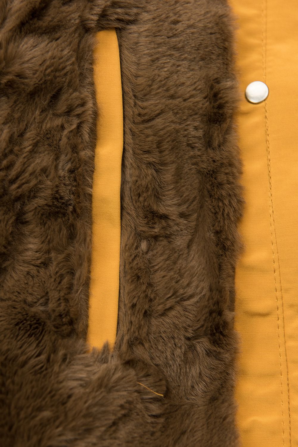 Žlutá zimní parka s hnědým plyšem