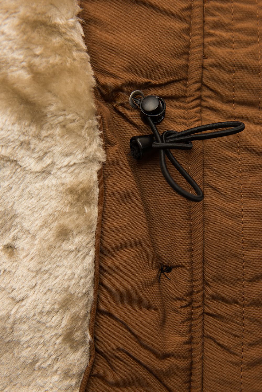 Hnědá zimní bunda s vysokým límcem