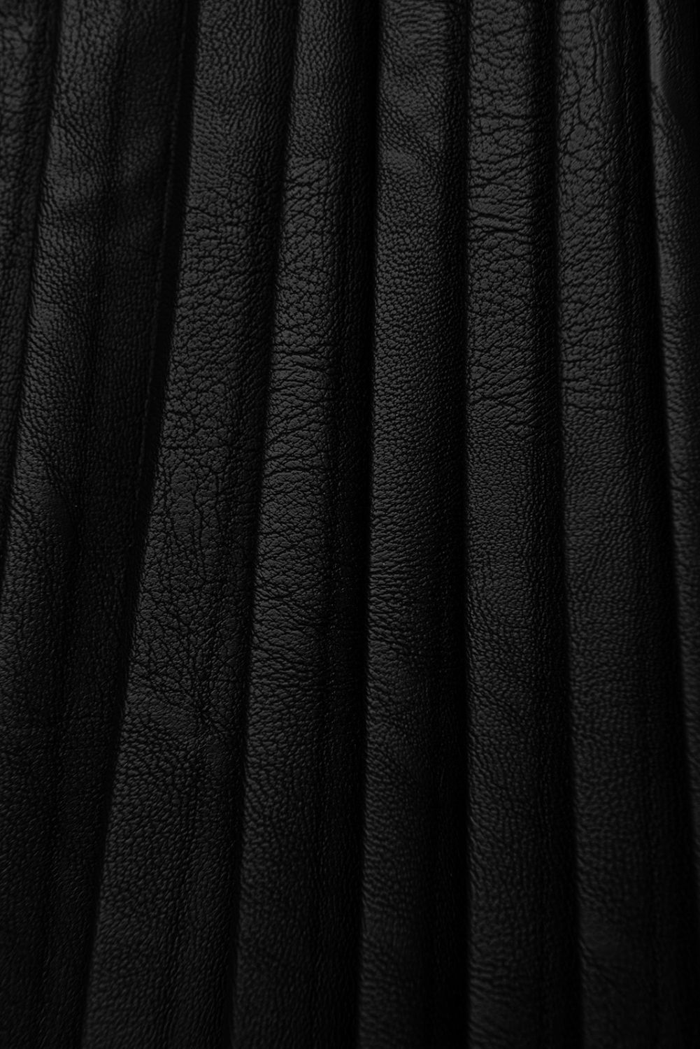 Růžové šaty s koženkovou skládanou sukní