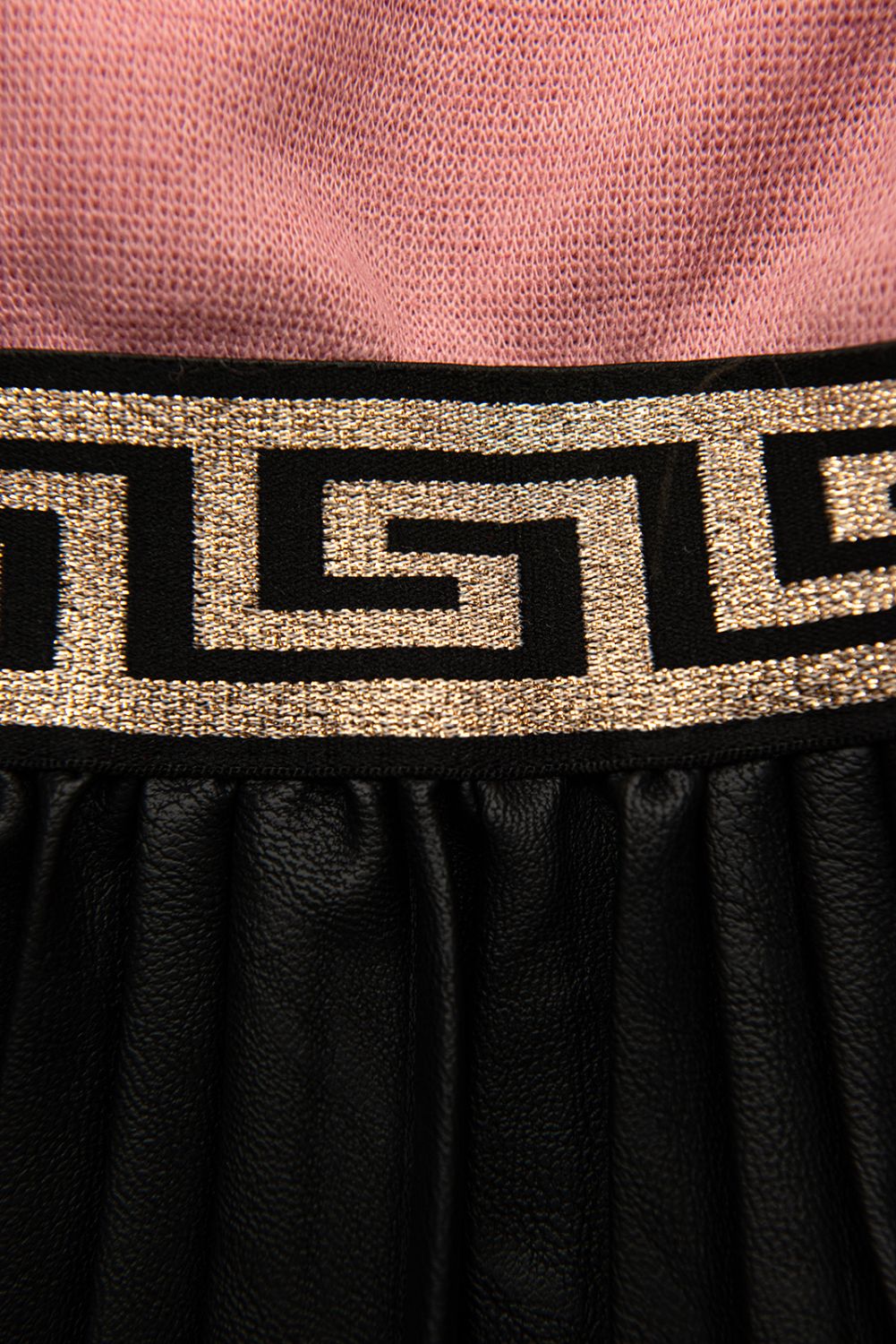 Růžové šaty s koženkovou skládanou sukní