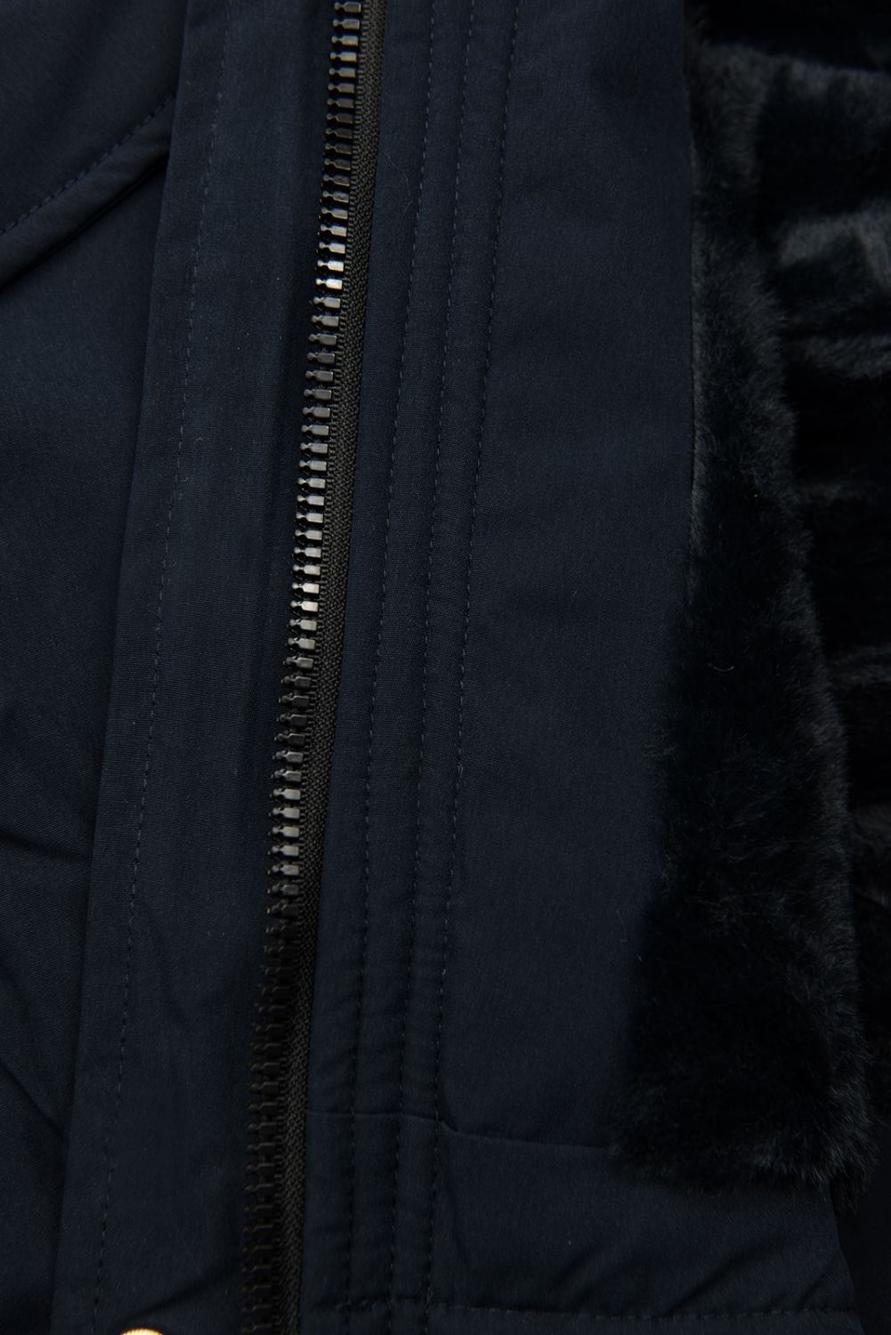 Tmavě modrá zimní parka s umělou kožešinou