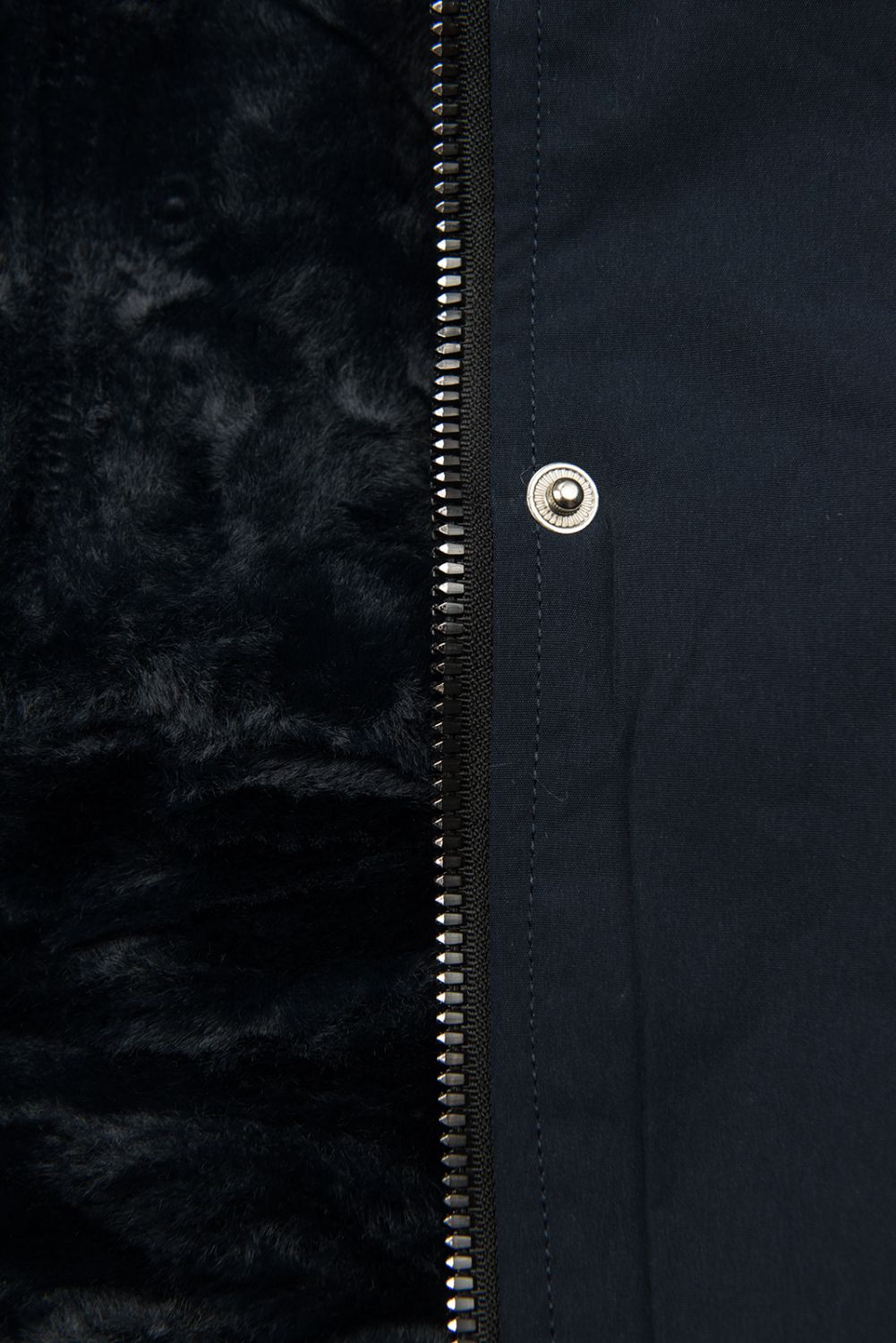 Tmavě modrá zimní parka s umělou kožešinou