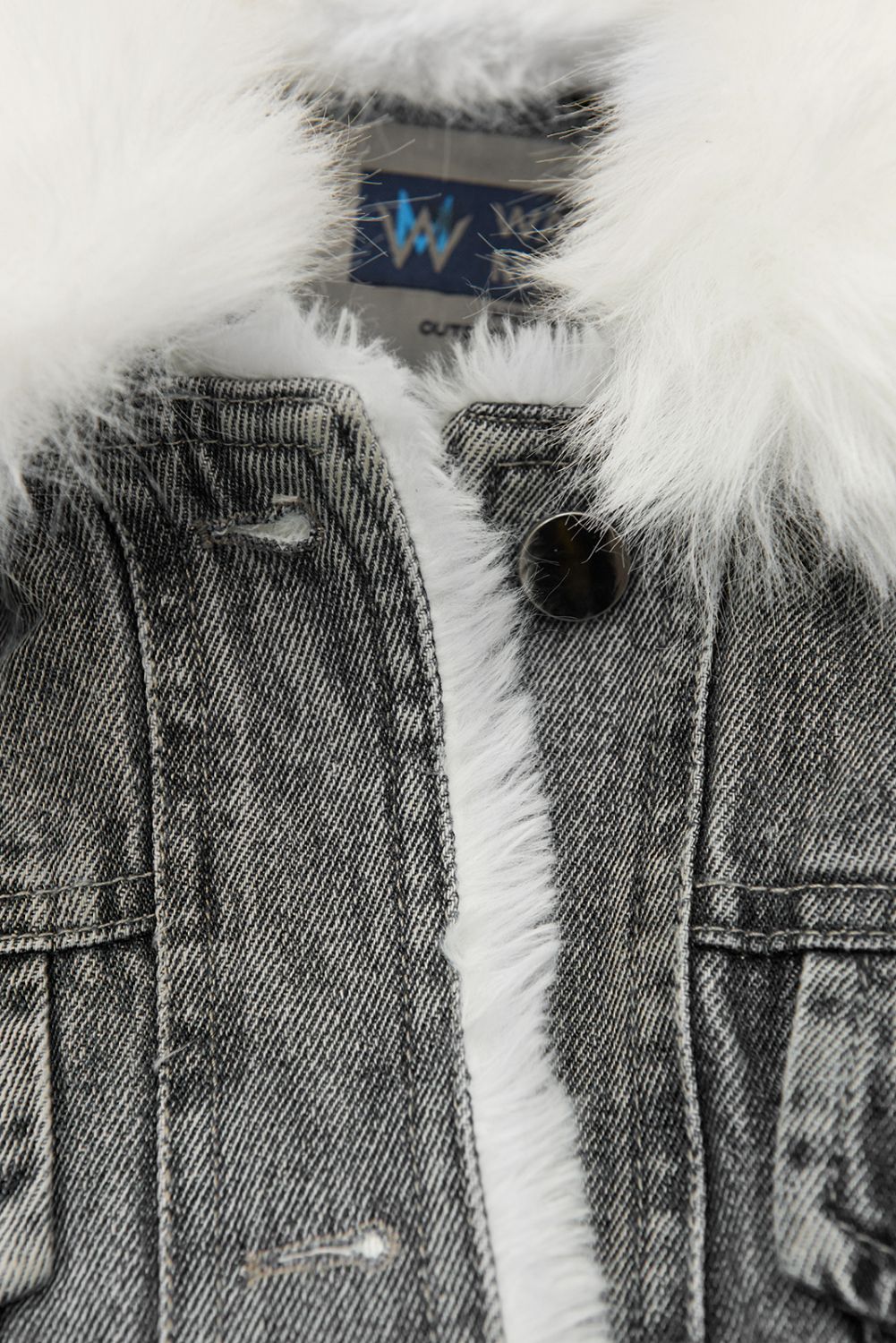Šedá denimová bunda s bílou kožešinou