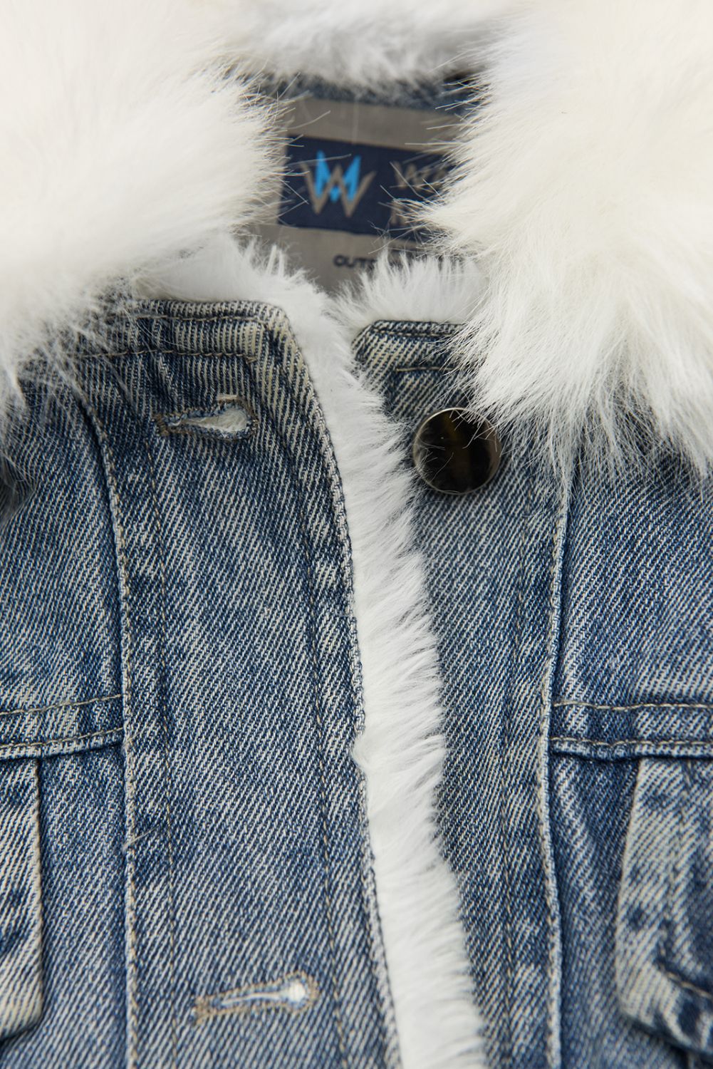 Modrá denimová bunda s bílou kožešinou