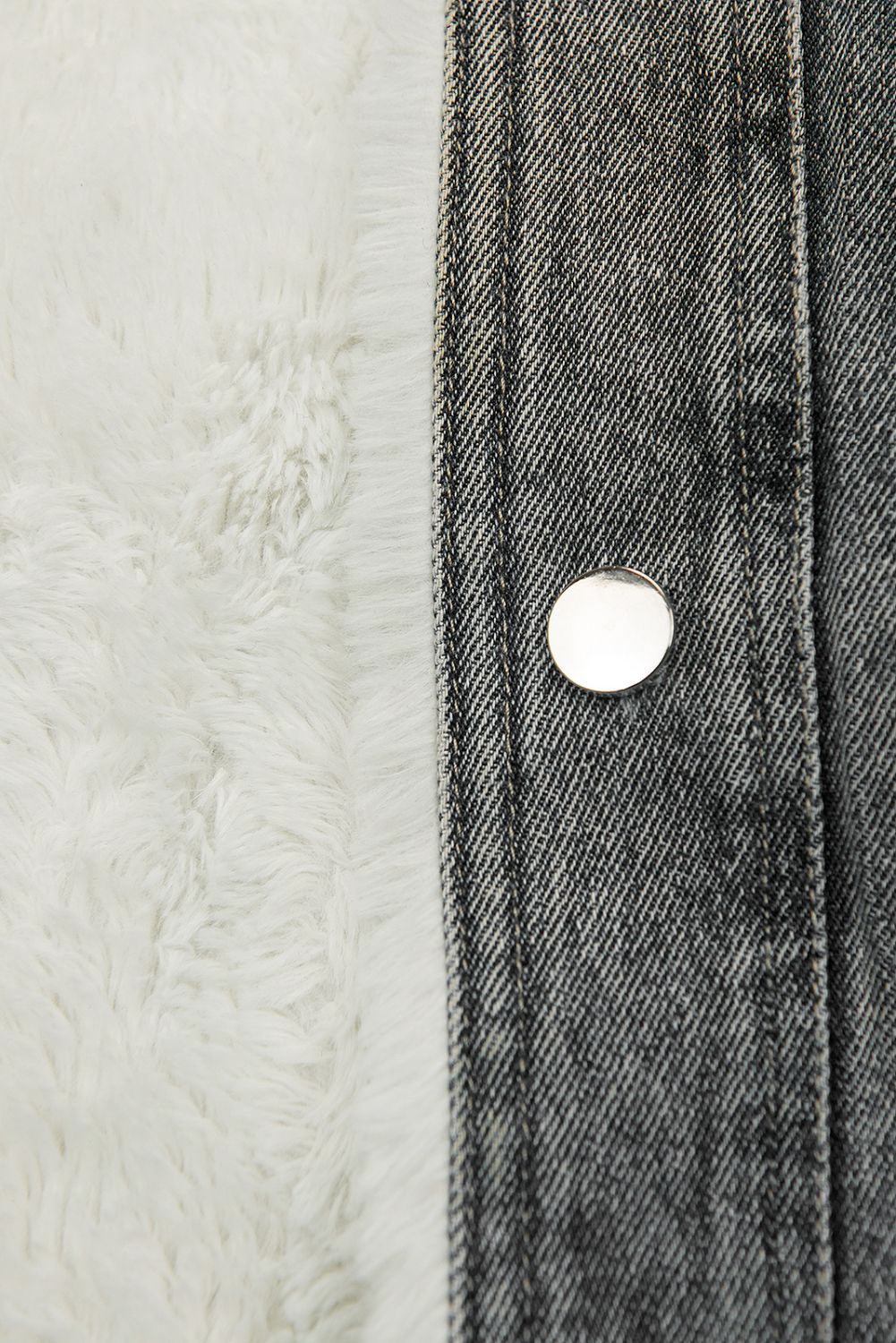Šedá denimová bunda s bílou kožešinou