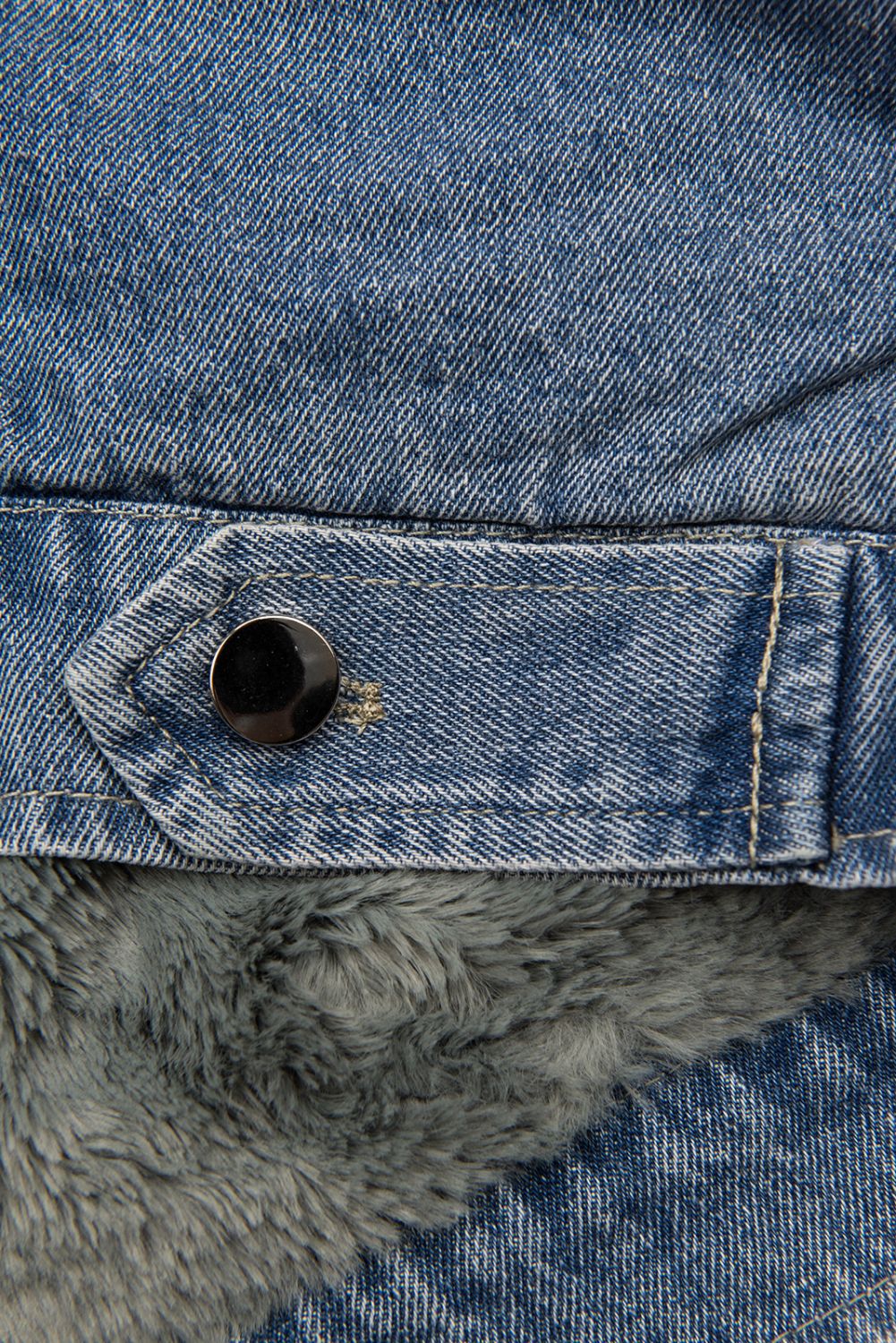 Modrá denimová bunda se šedou kožešinou