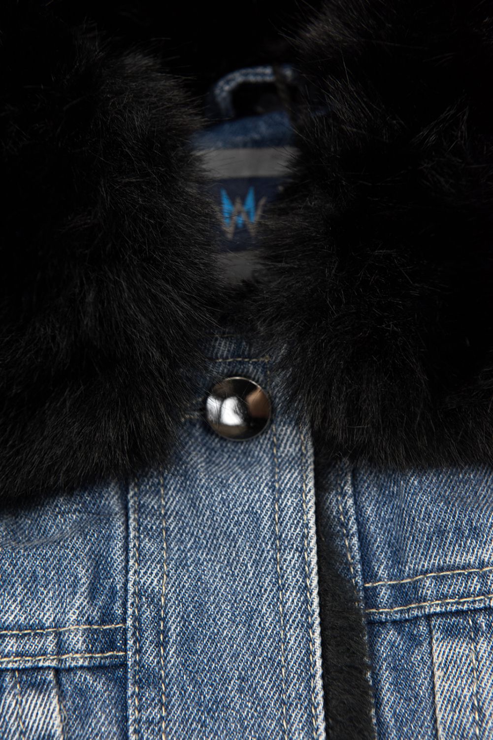 Modrá denimová bunda s černou kožešinou