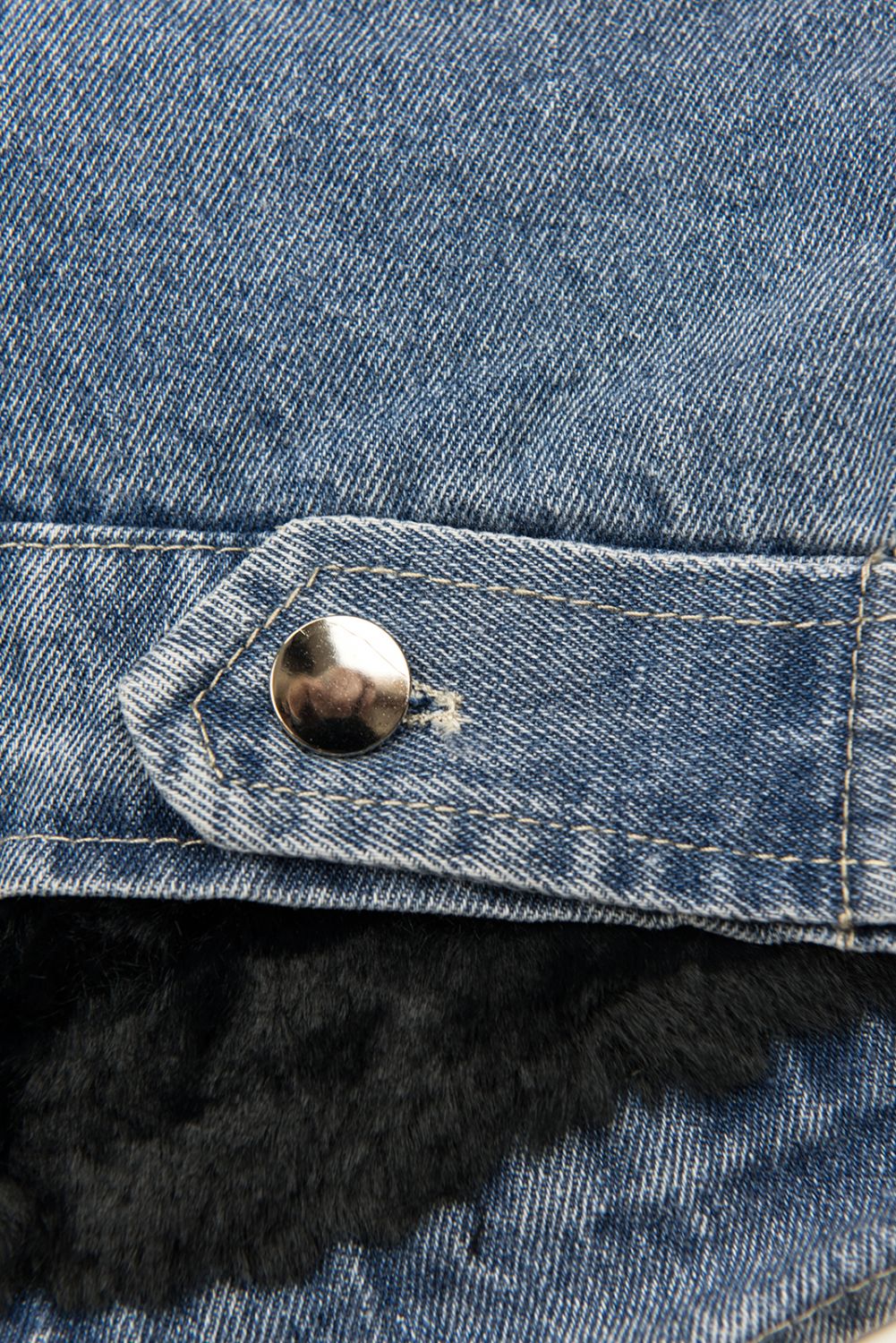 Modrá denimová bunda s černou kožešinou