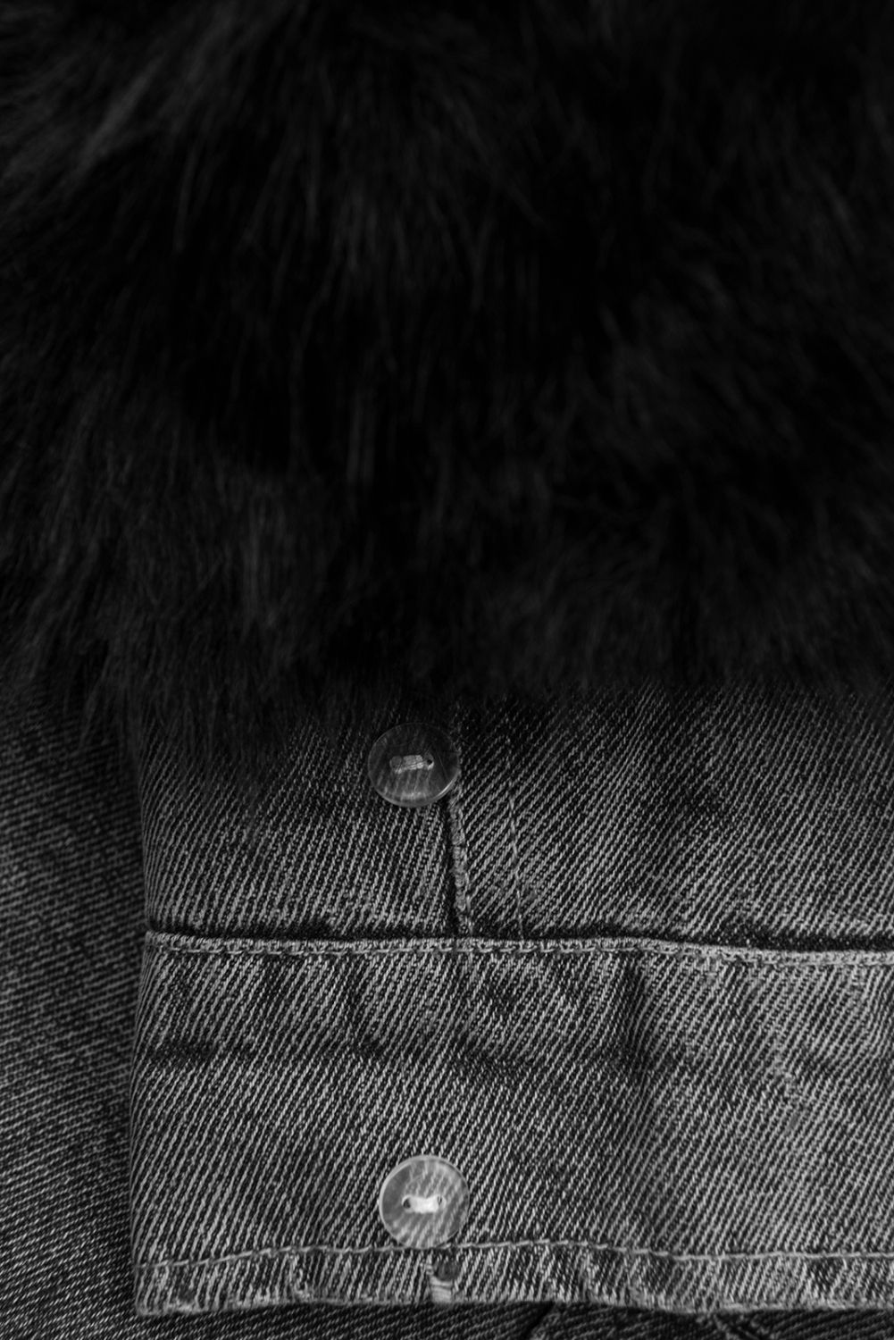 Šedá denimová bunda s černou kožešinou