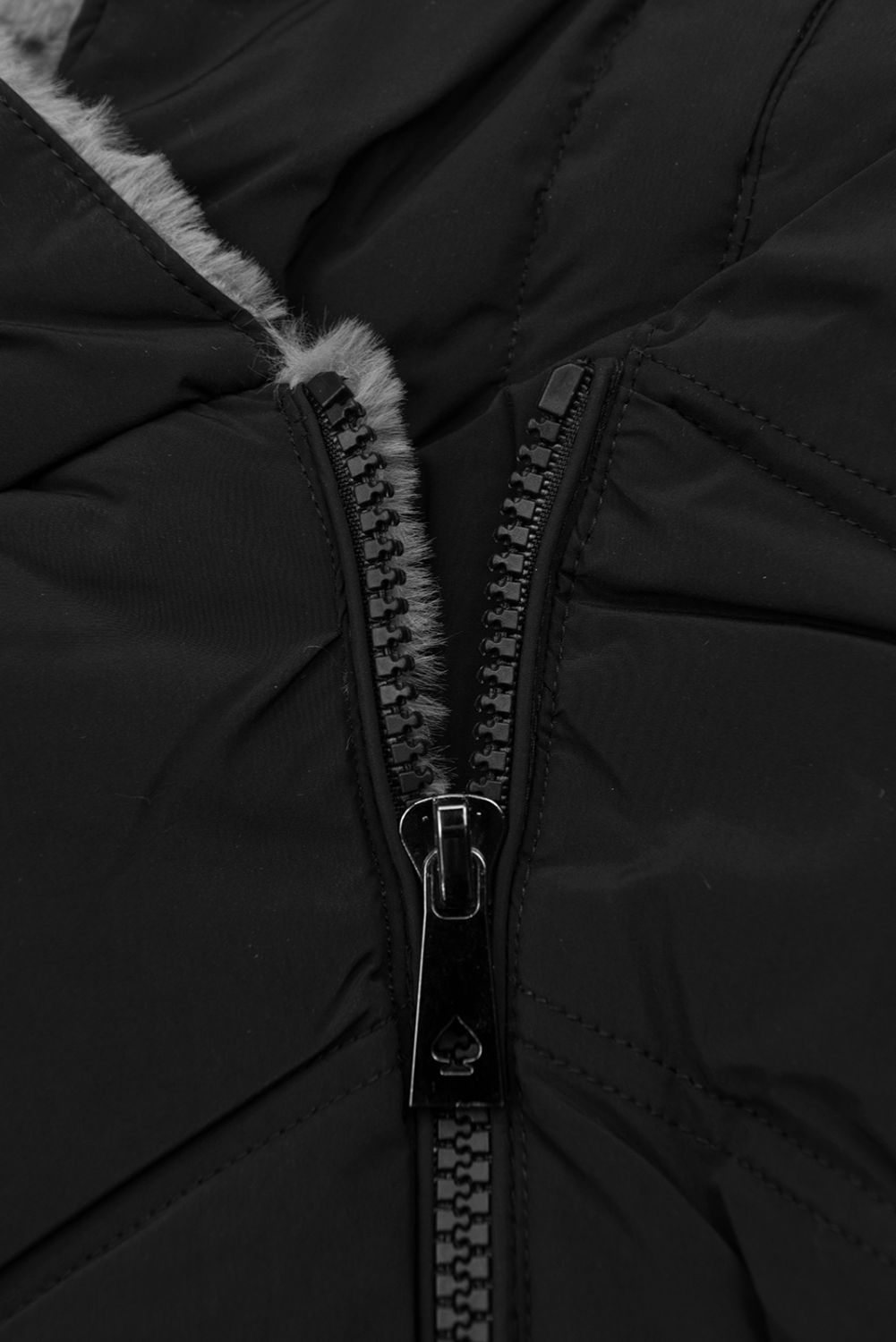 Černá zimní bunda s květinovou podšívkou