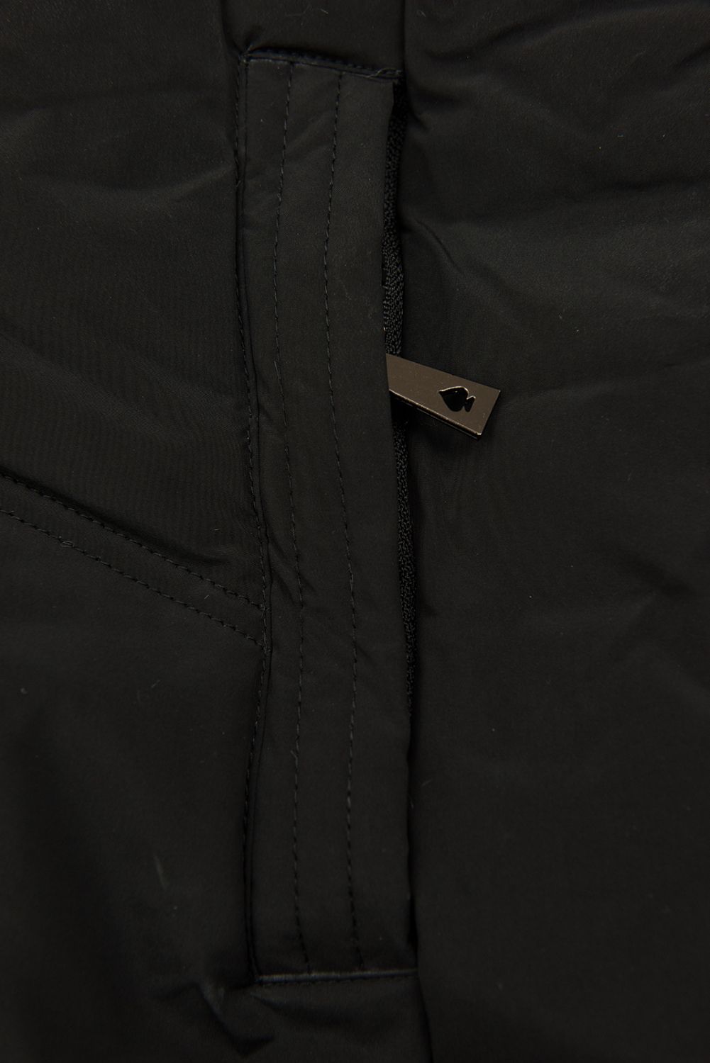 Černá zimní bunda s květinovou podšívkou