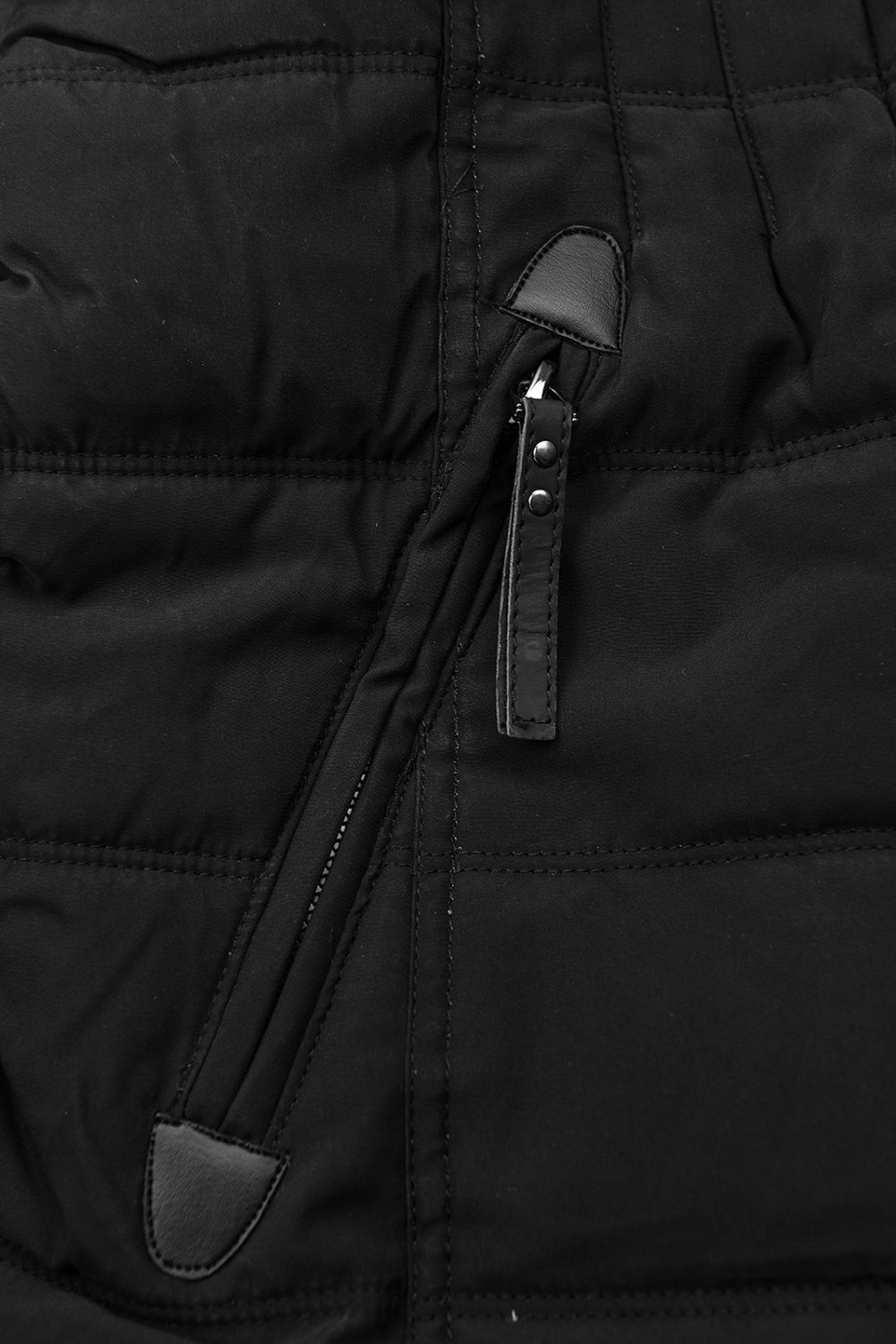 Černá zimní bunda s plyšem a kožešinou