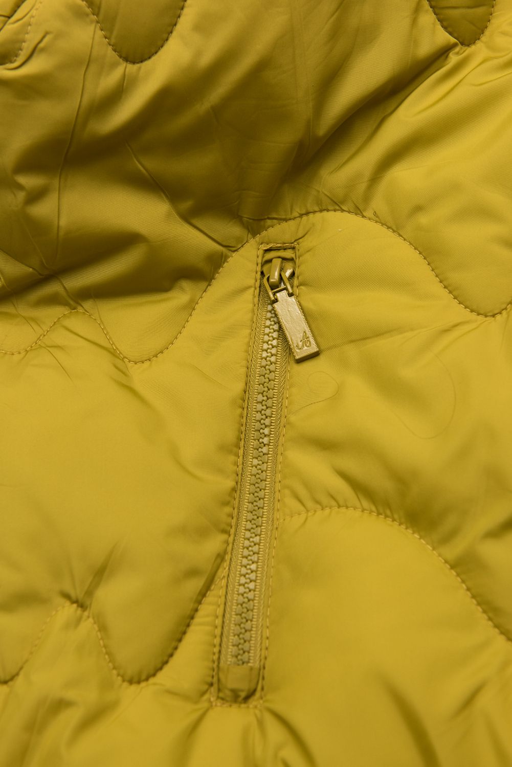 Žlutá zimní bunda s prošíváním