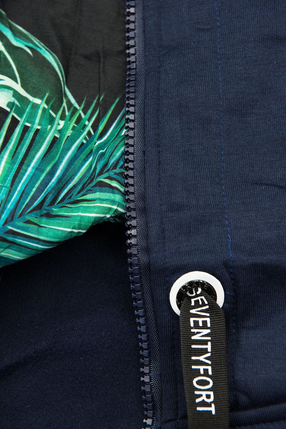 Tmavě modrá mikina se vzorovanou kapucí