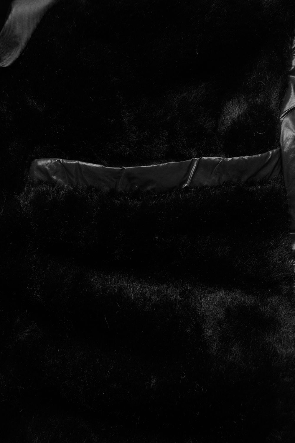 Černá lesklá zimní bunda s páskem