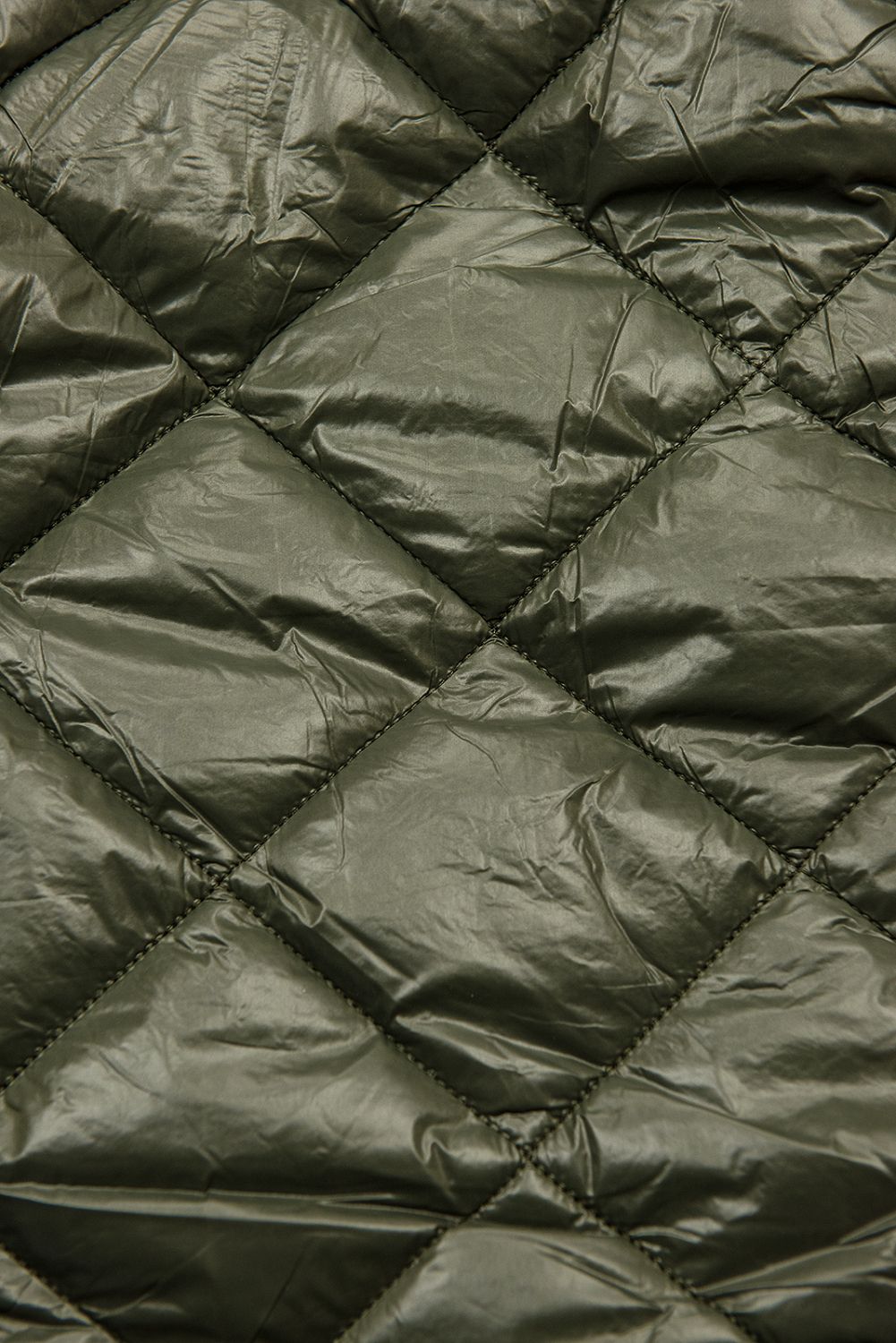 Khaki lesklá zimní bunda s páskem