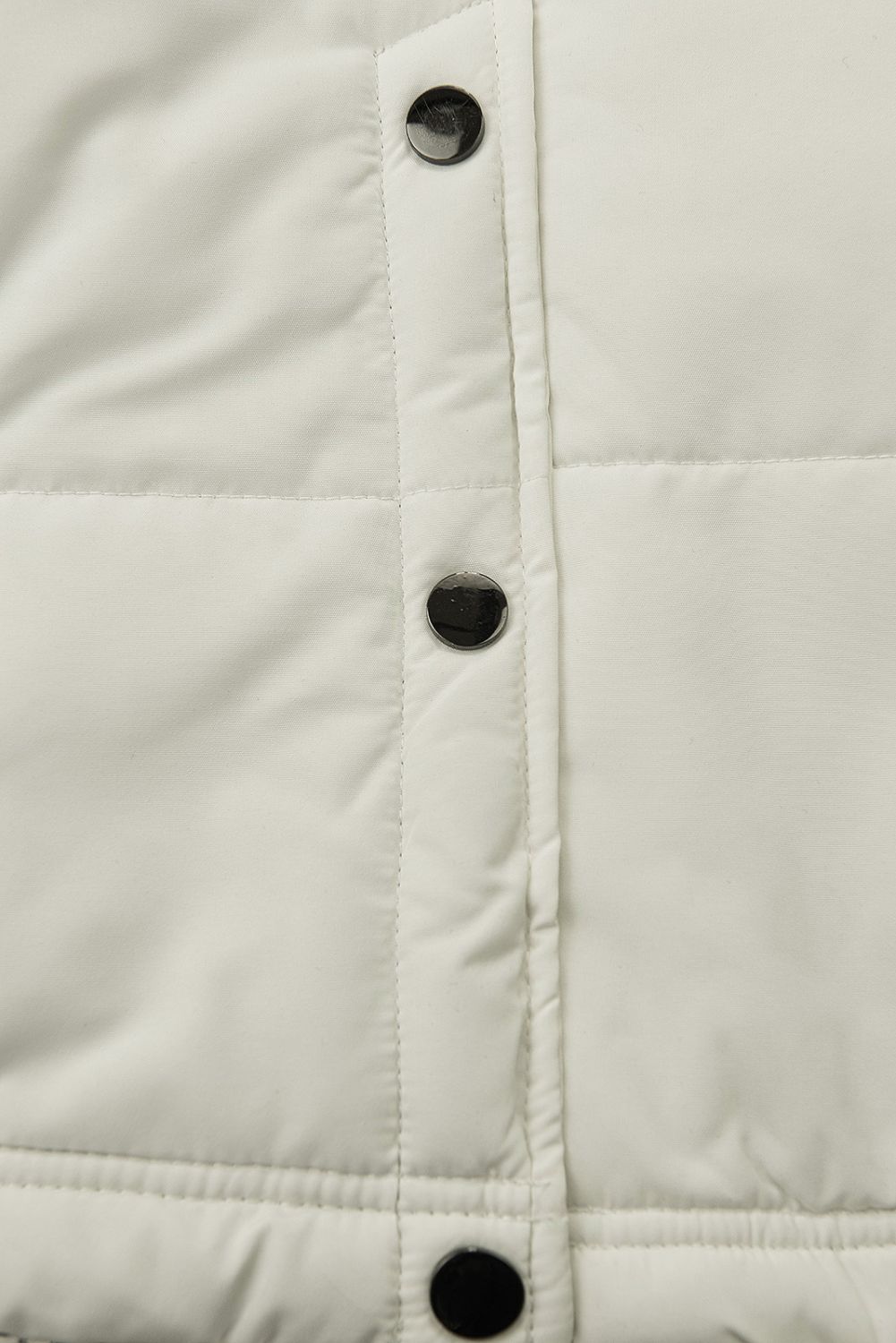 Krémově bílá zimní bunda s šedým plyšem