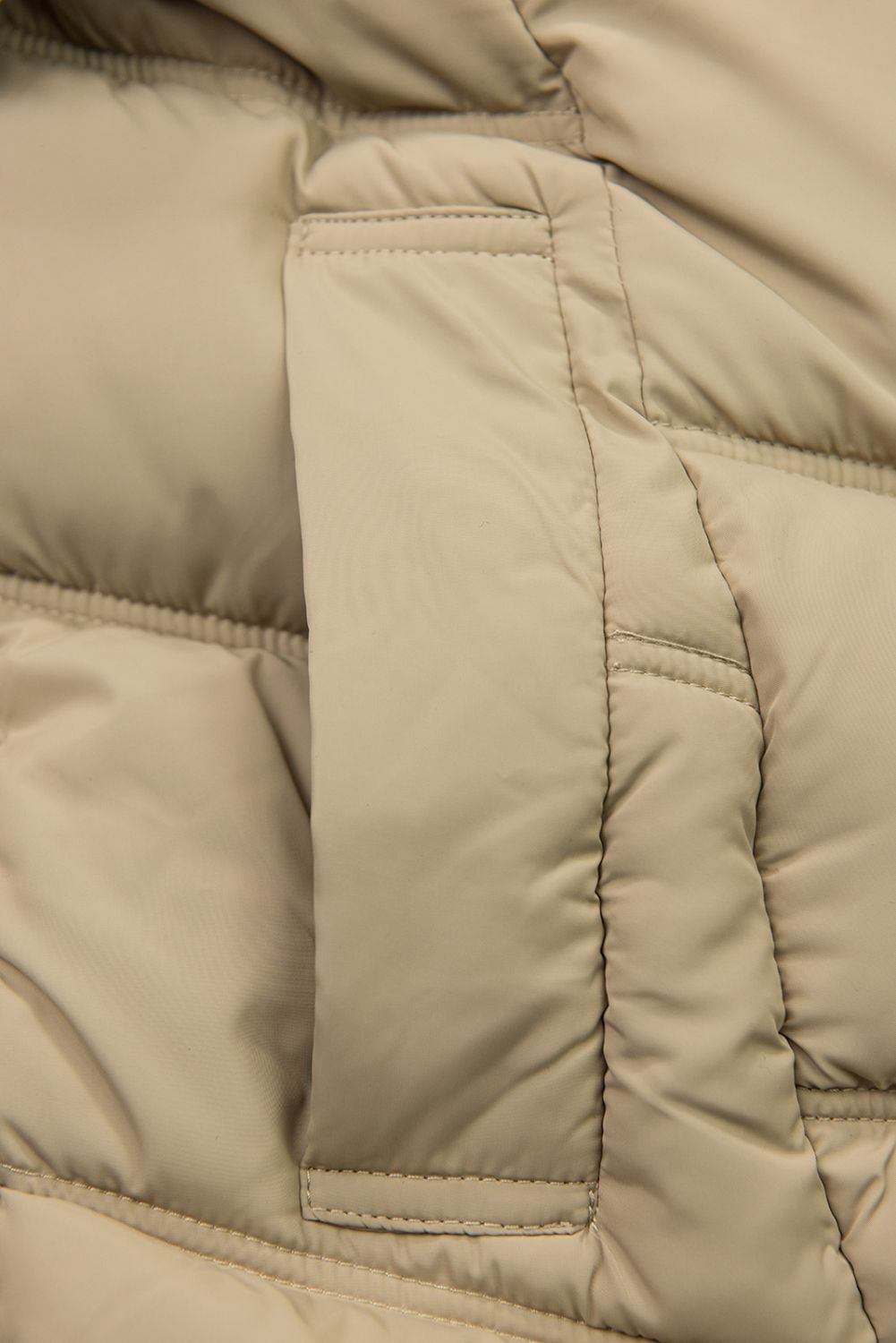 Světle béžová zimní bunda s páskem a kožešinou