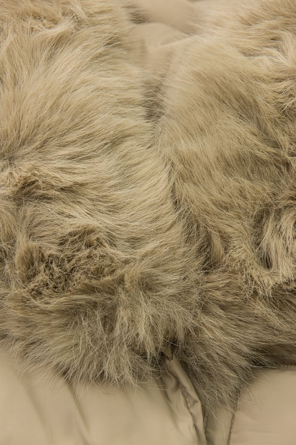 Světle béžová zimní bunda s páskem a kožešinou