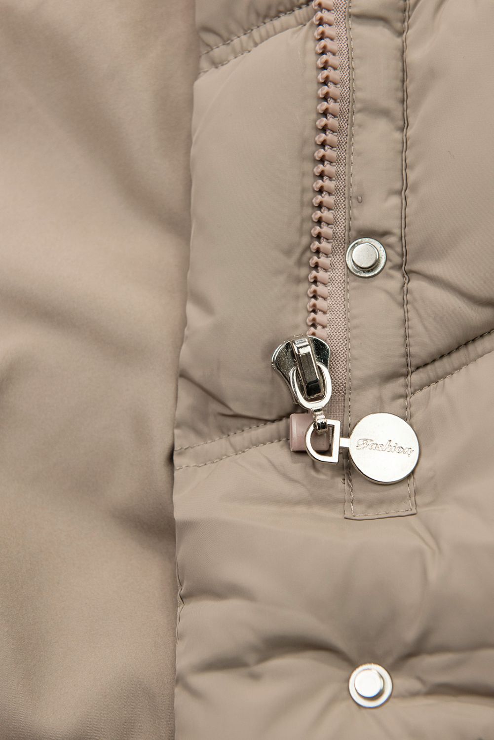 Tmavě béžová zimní bunda s páskem a kožešinou