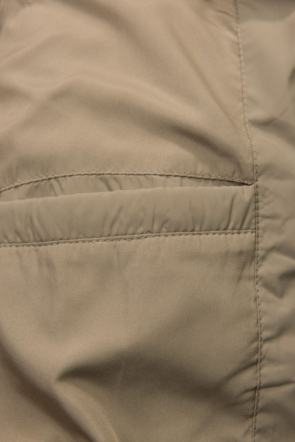 Tmavě béžová zimní bunda s páskem a kožešinou