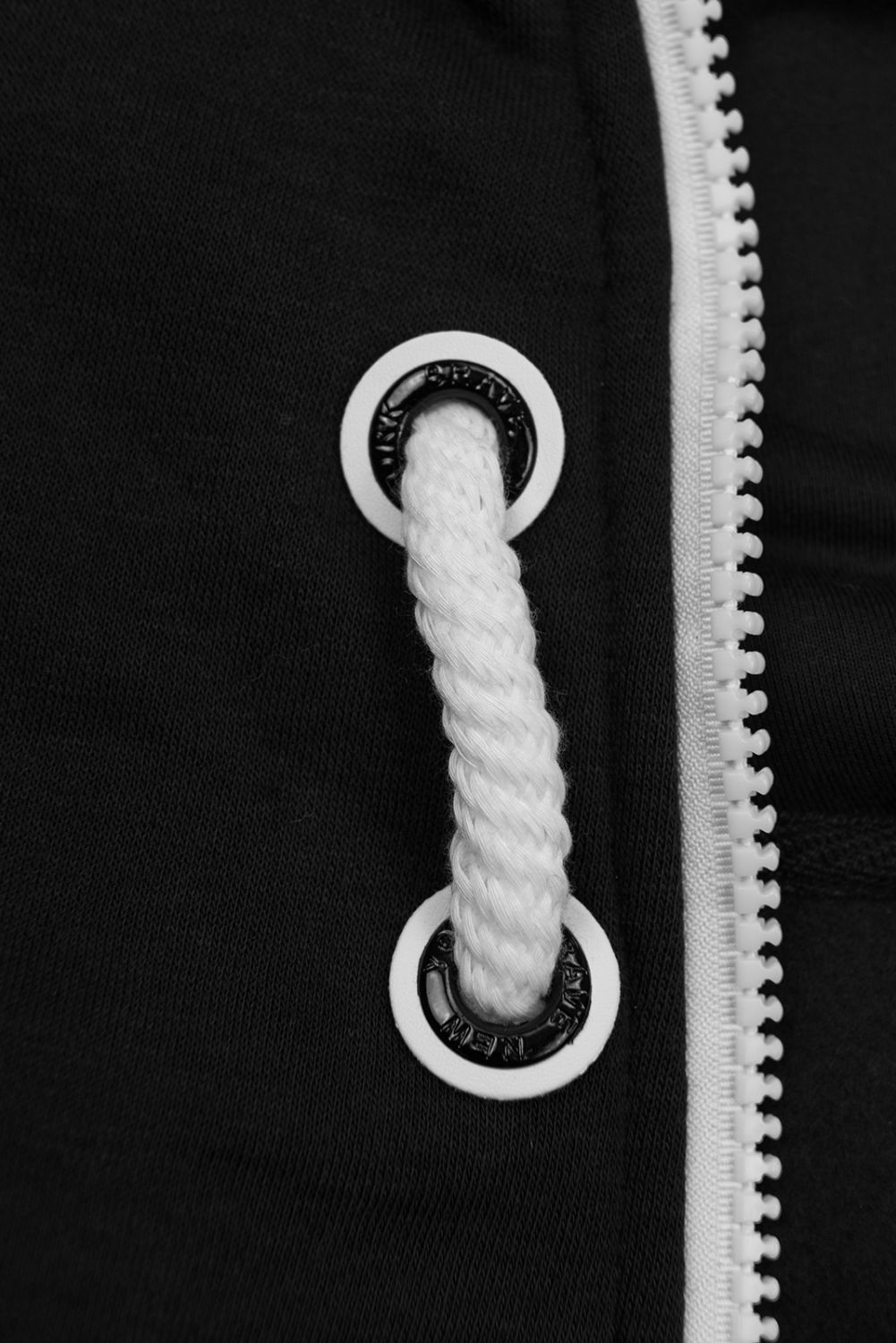 Černá mikina ve sportovním designu