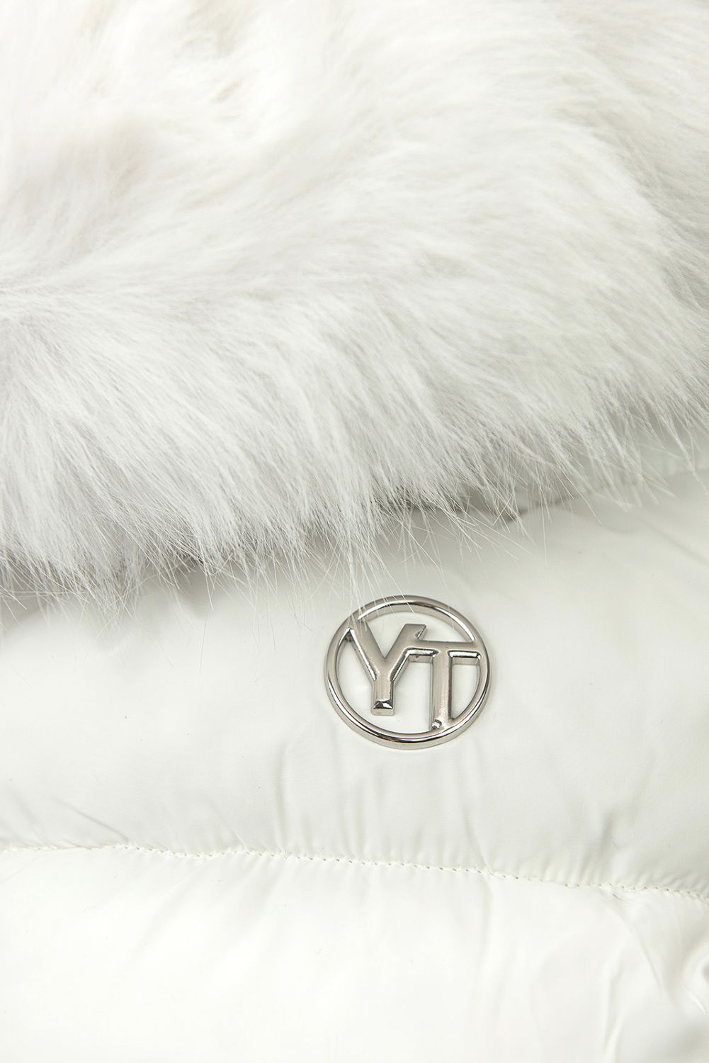 Bílá zimní bunda s páskem a kožešinou