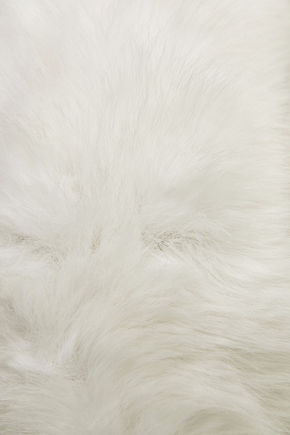 Bílá zimní bunda s páskem a kožešinou