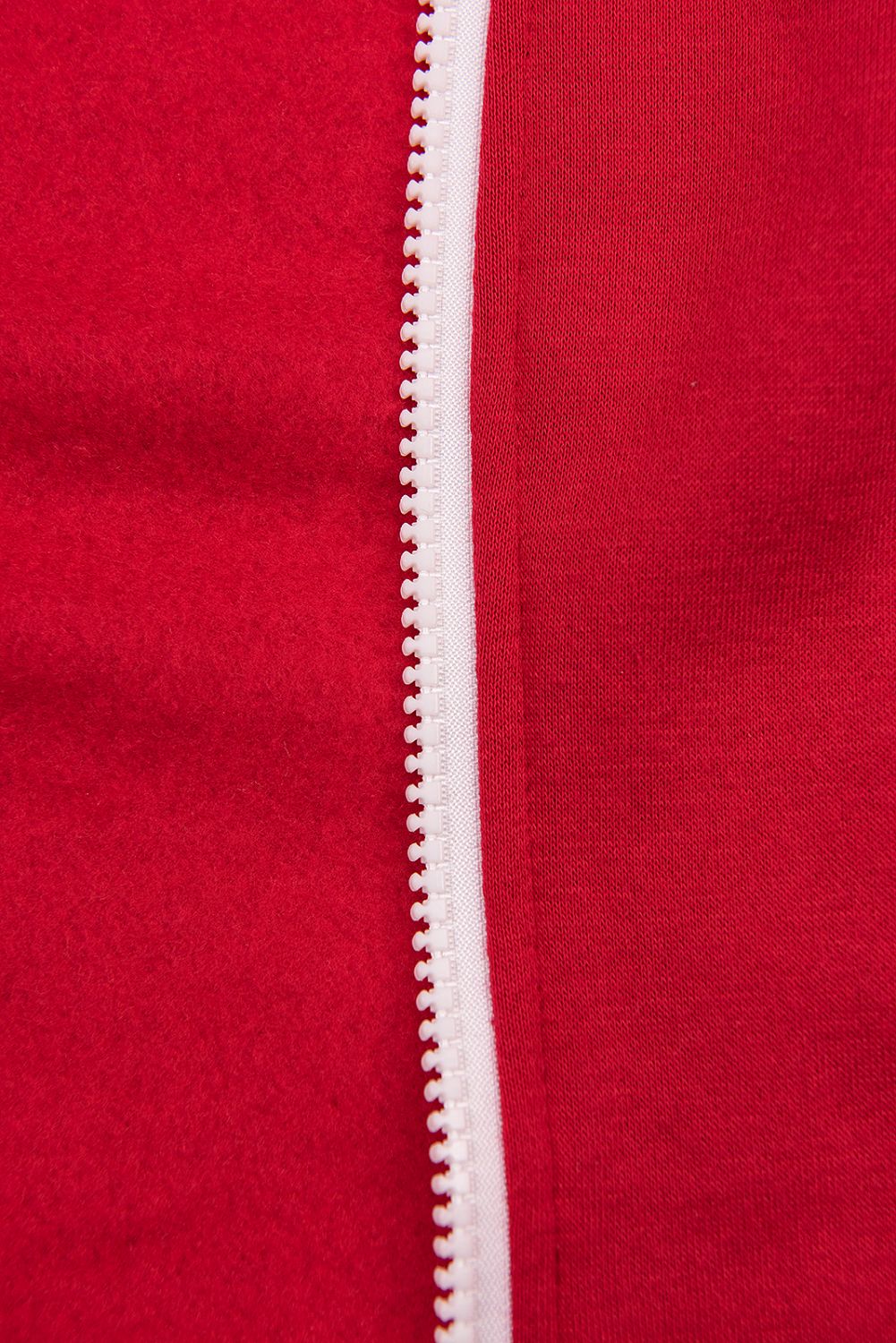 Červená mikina ve sportovním designu