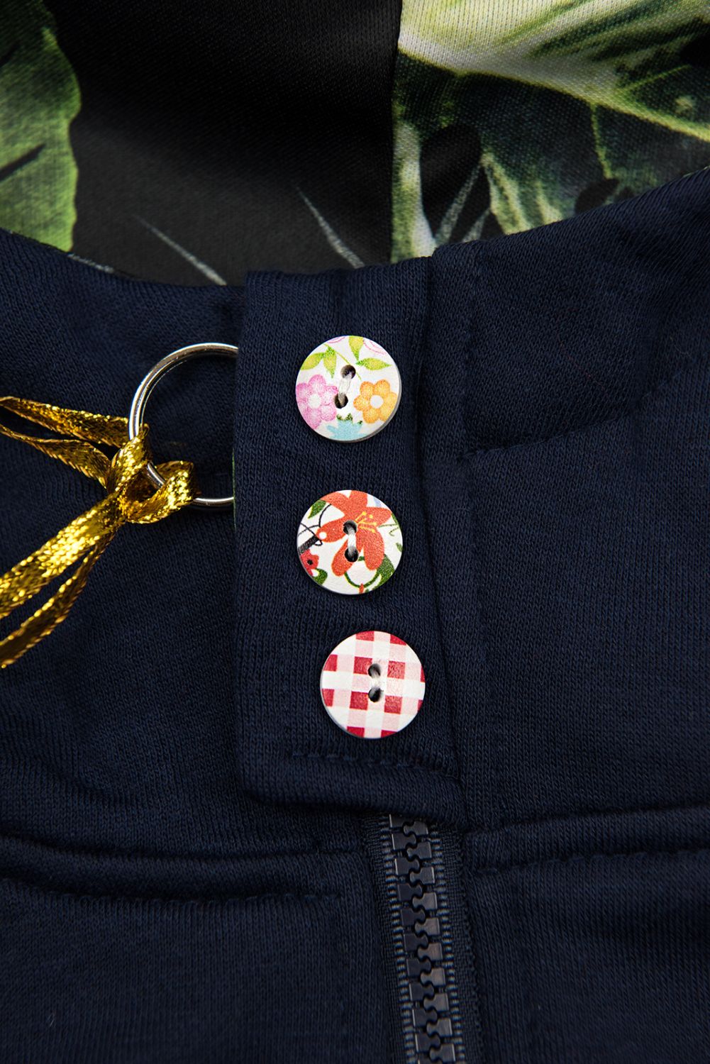 Tmavě modrá mikina s květinovým futrem v kapuci