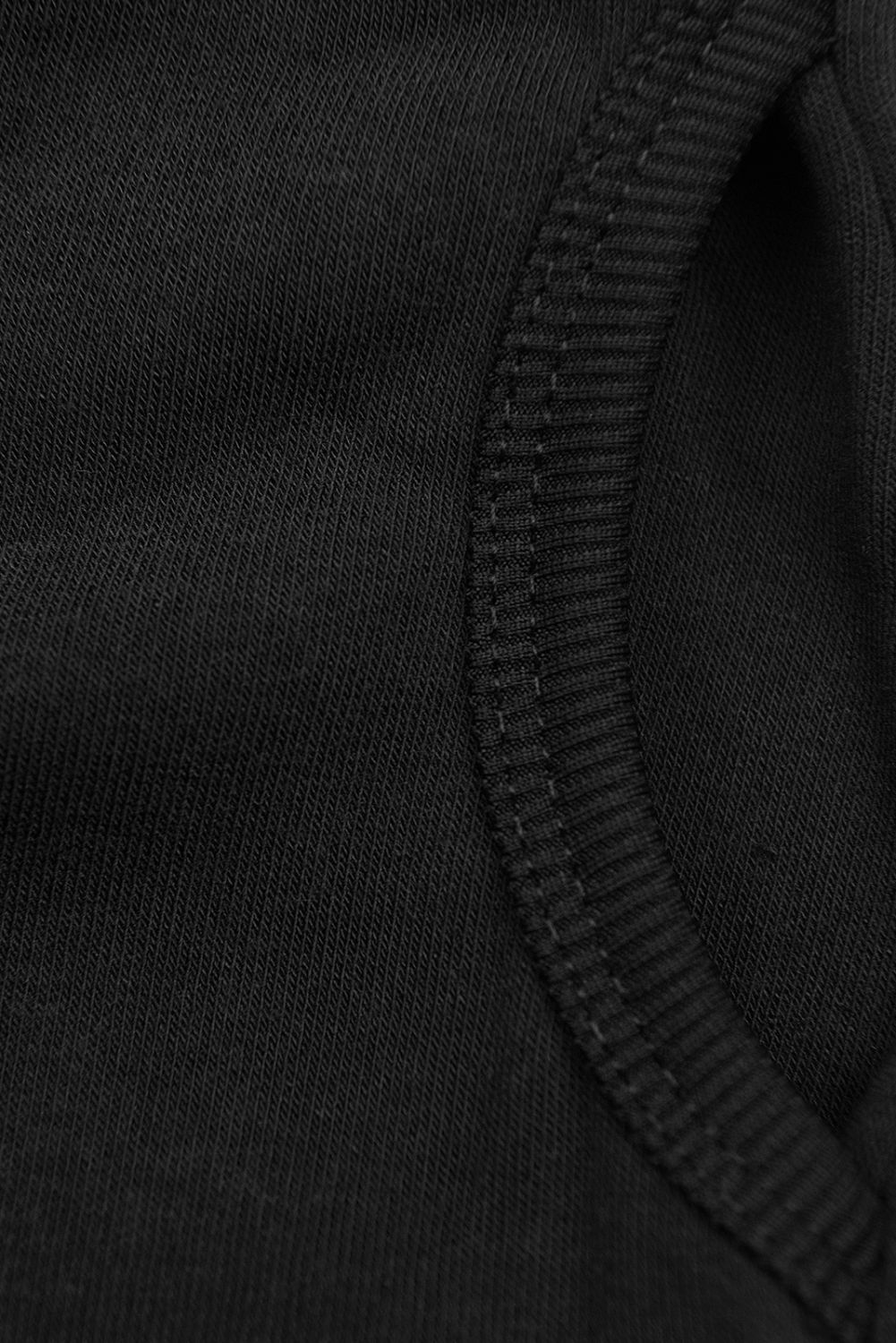 Černá prodloužená mikina ve slim střihu