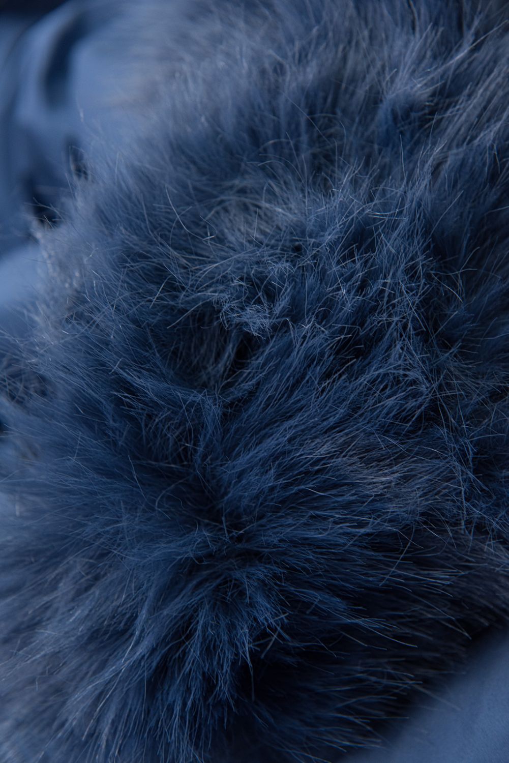 Modrá zimní prošívaná bunda s kožešinou