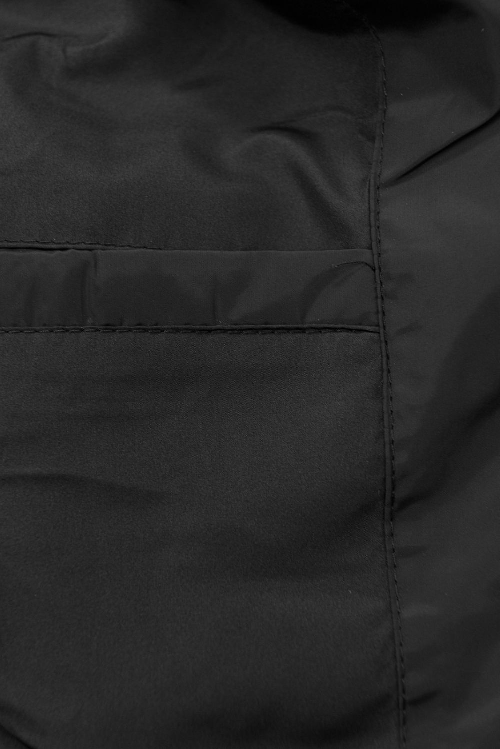 Černá zimní prošívaná bunda s kožešinou