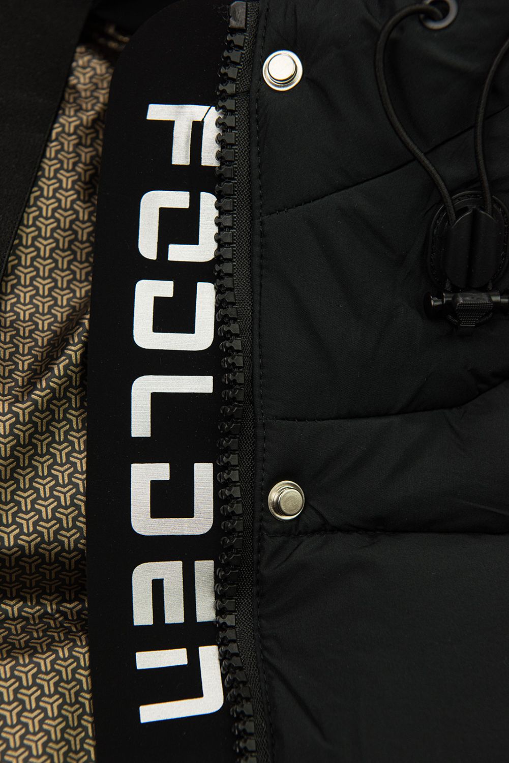 Černá dámská zimní bunda s kapucí