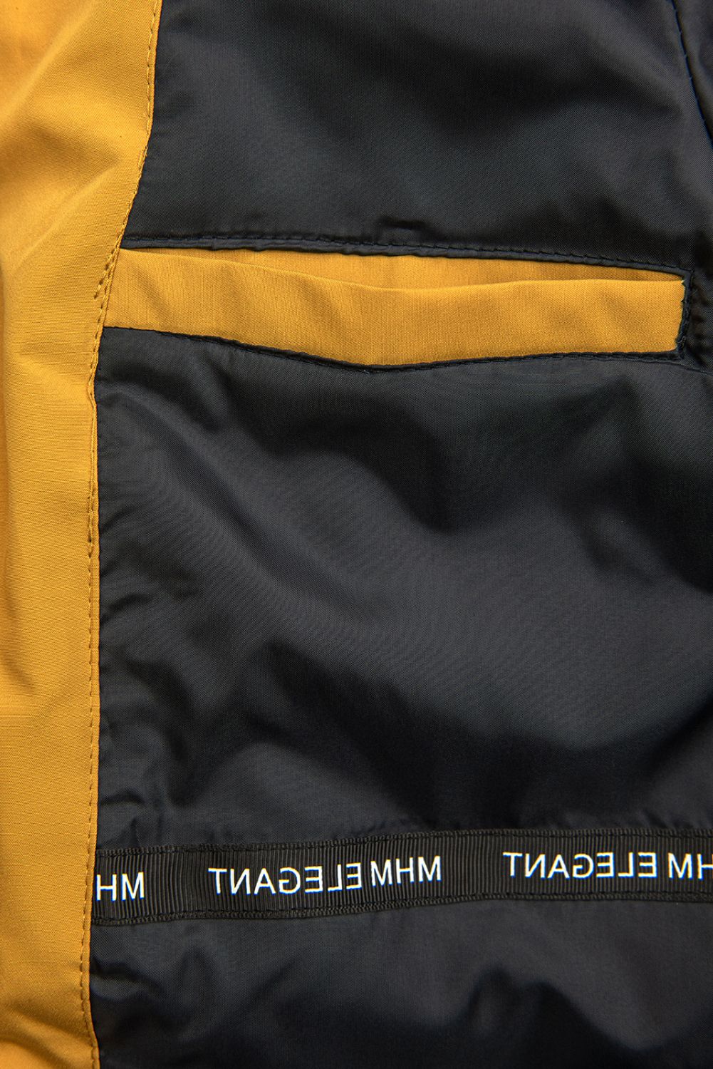 Žlutá přechodná parka s tmavě modrou podšívkou