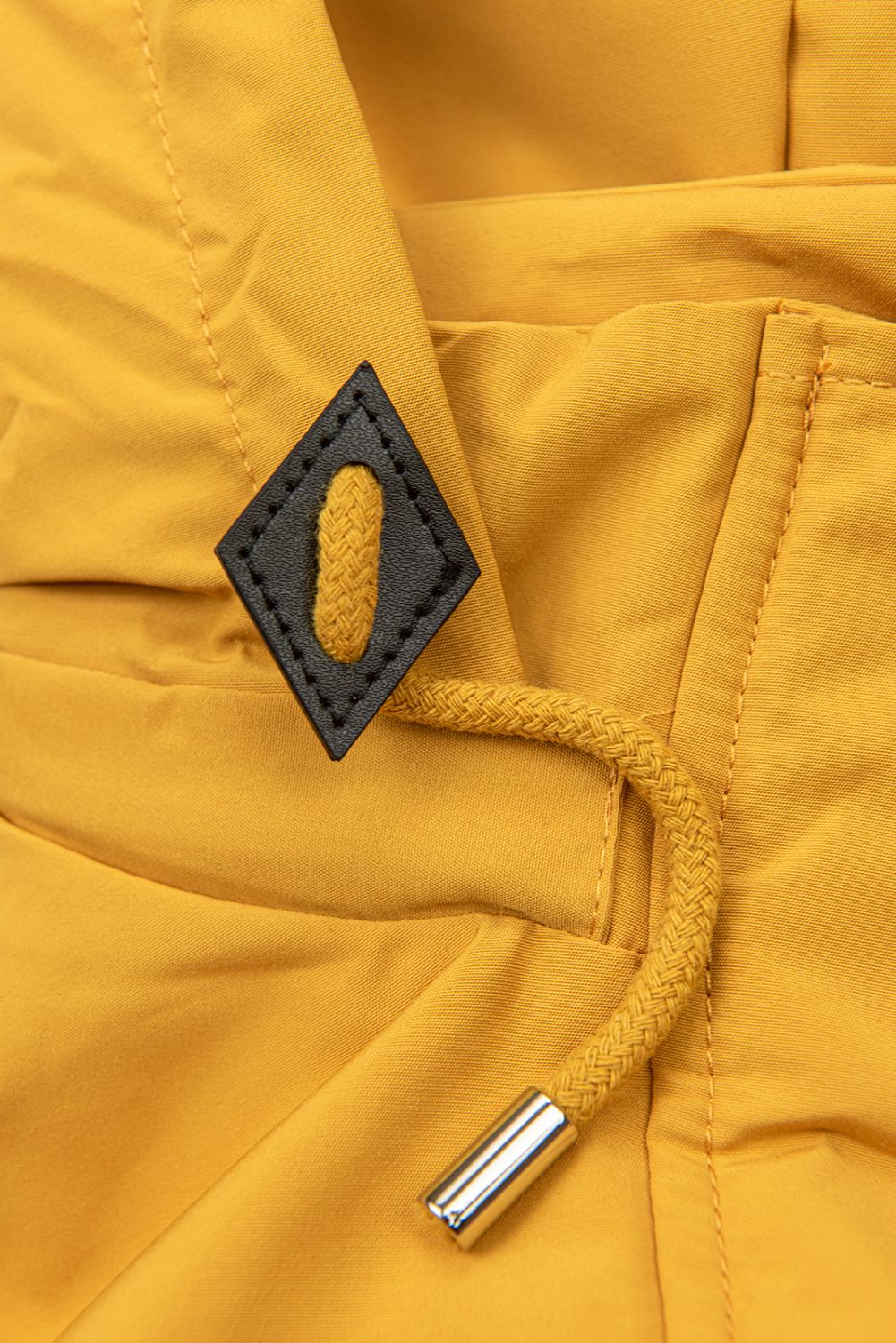 Žlutá přechodná parka s tmavě modrou podšívkou