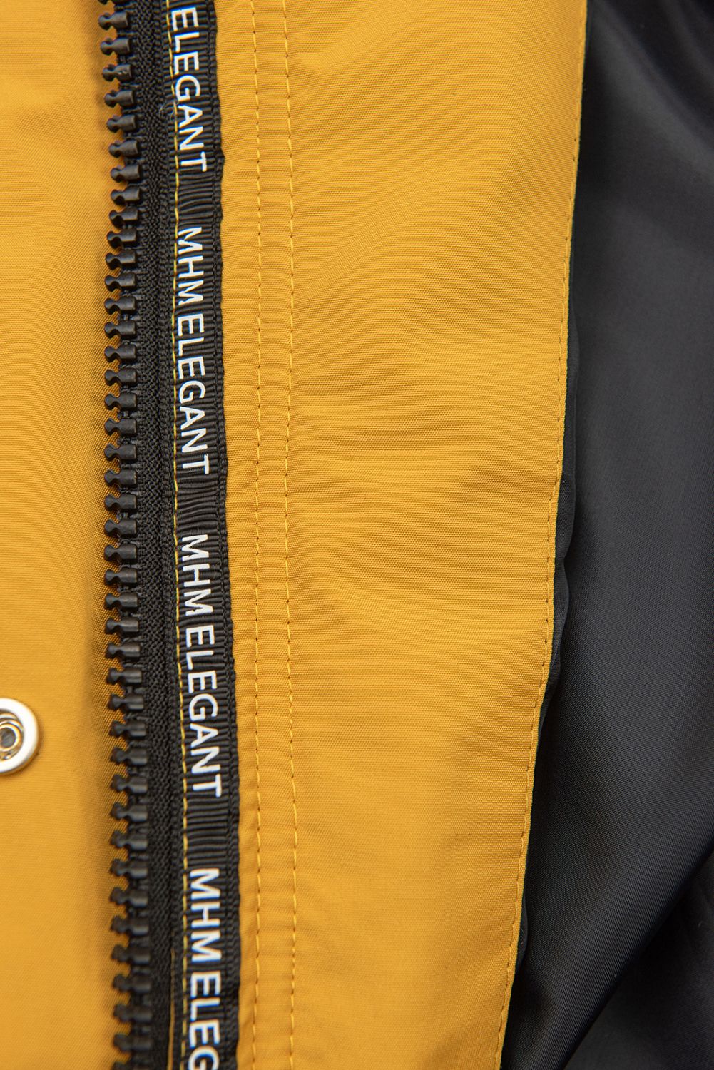 Žlutá přechodná parka s tmavě modrou podšívkou