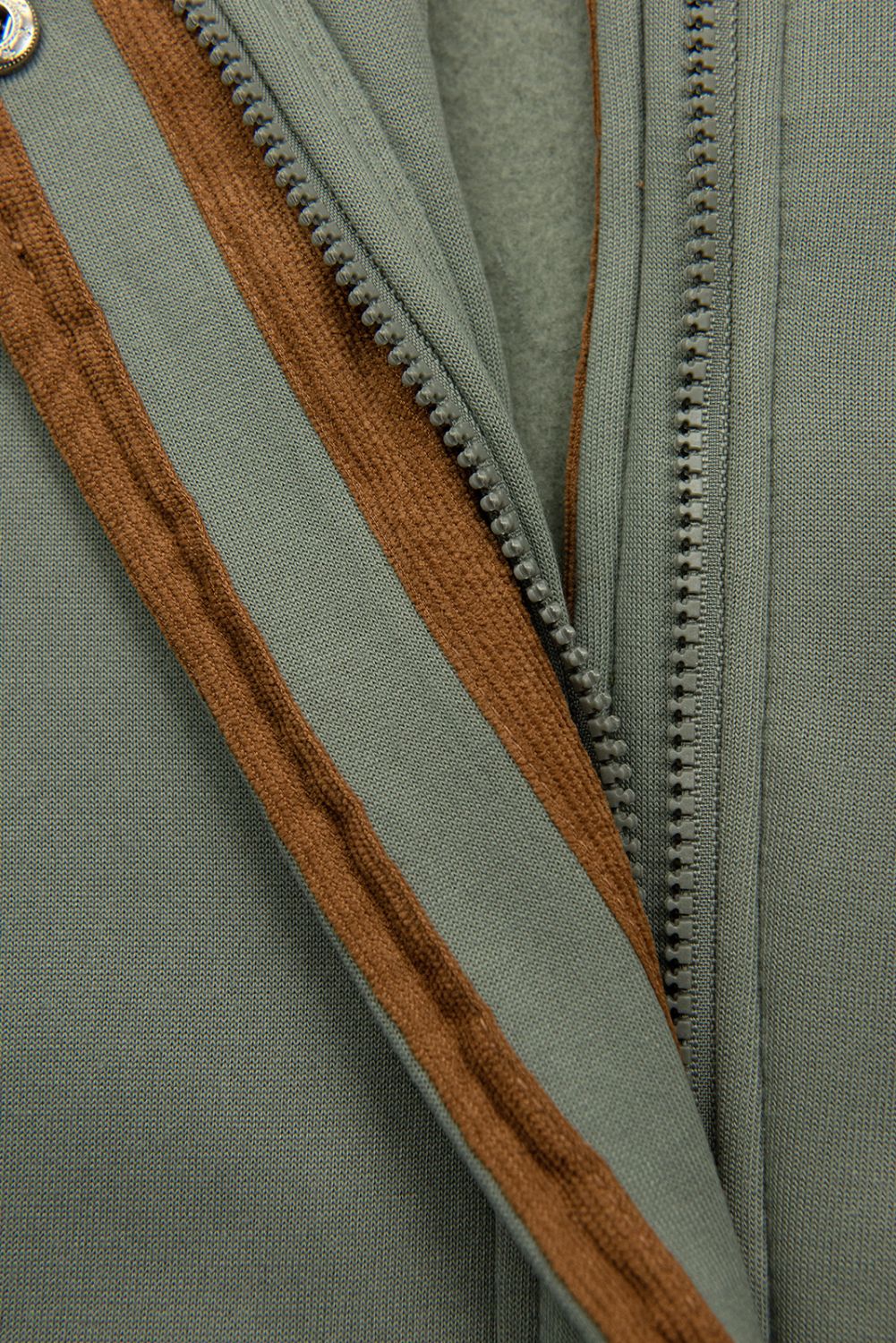 Olivově zelená mikina s kapucí v prodlouženém střihu