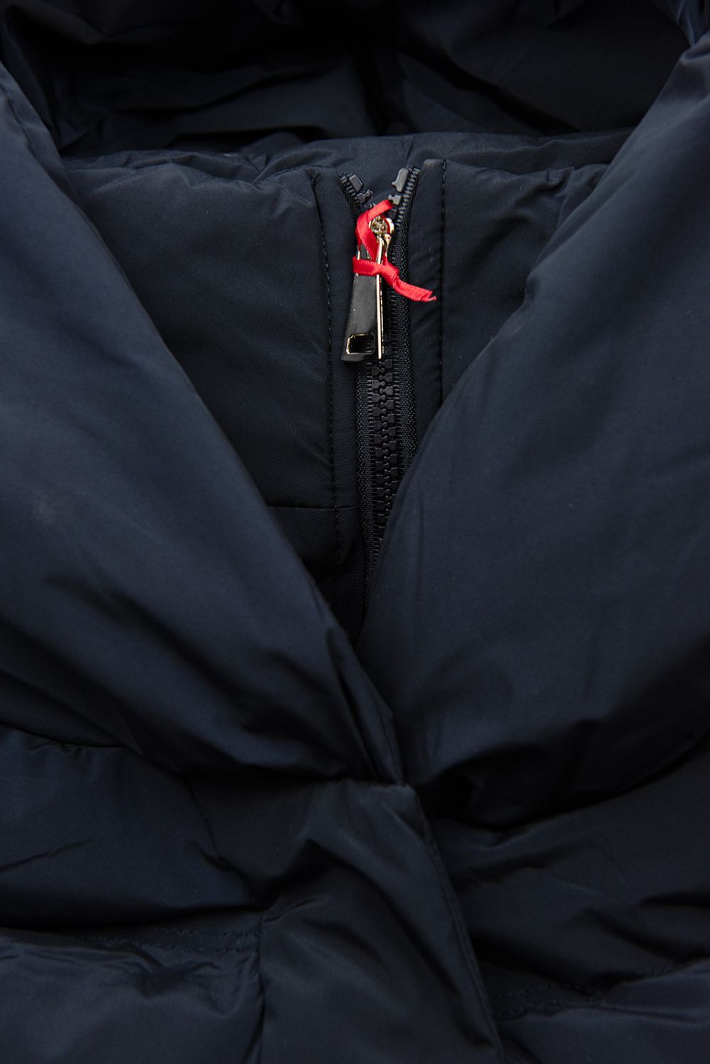 Tmavě modrá zimní vesta s kapucí