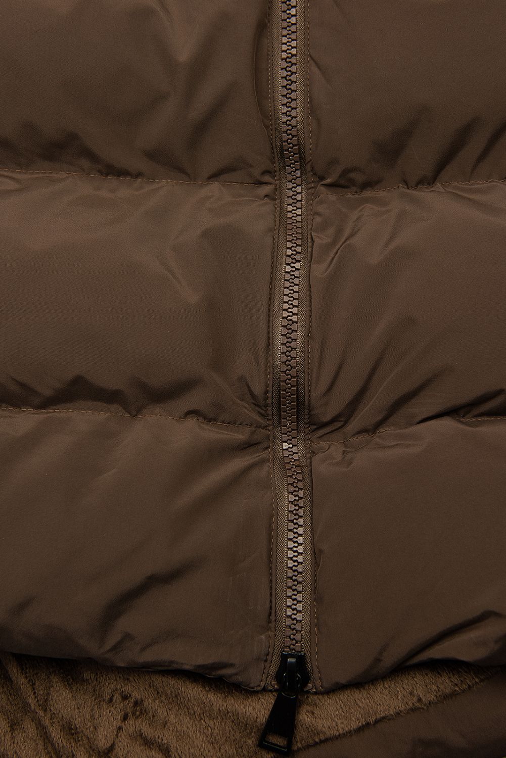 Hnědá dlouhá prošívaná vesta