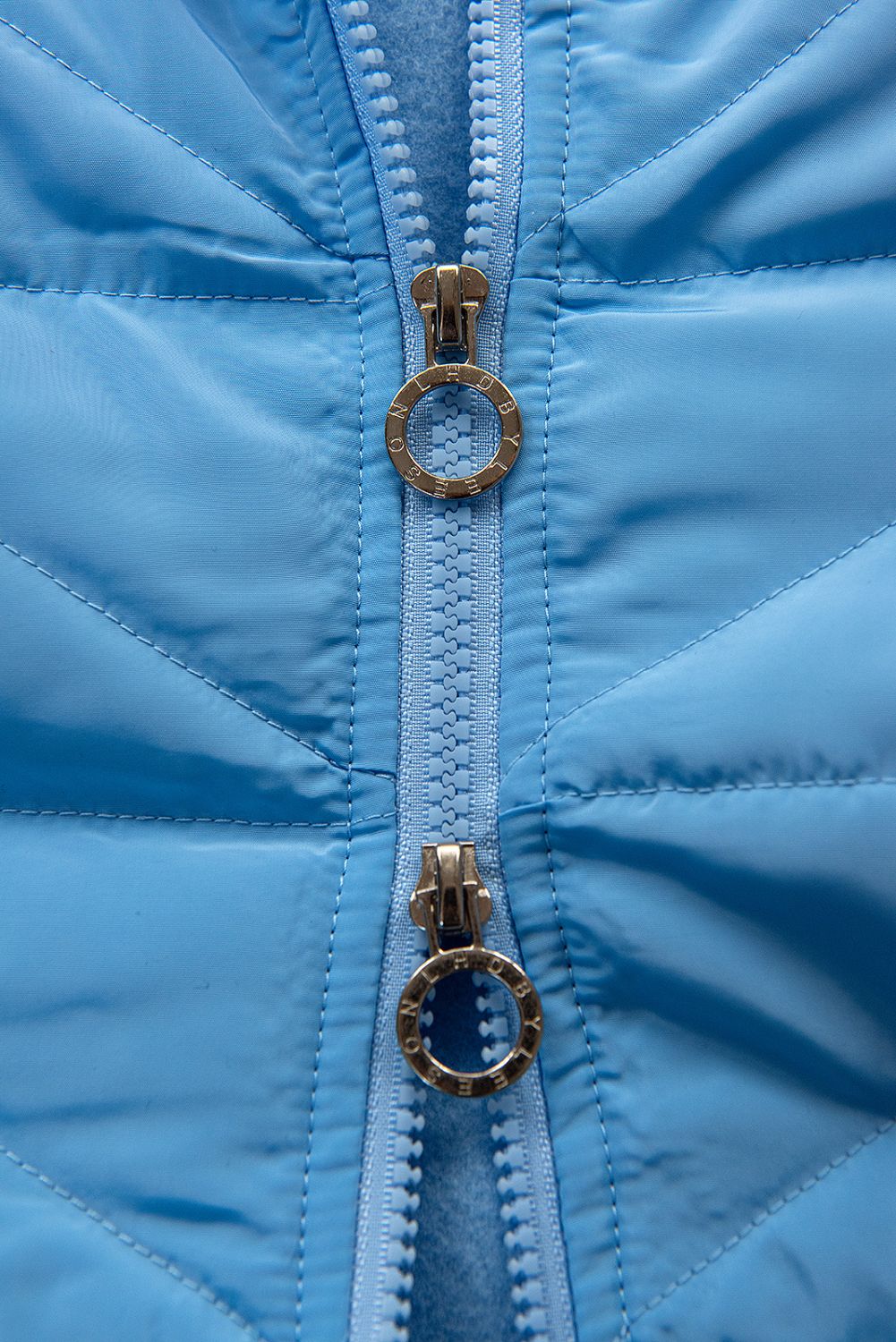 Světle modrá mikina v prodlouženém střihu