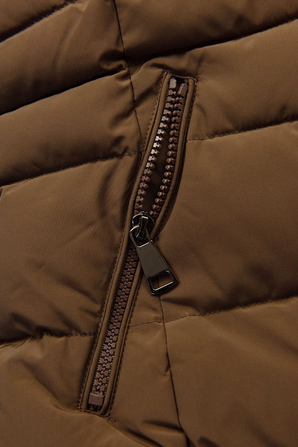 Čokoládově hnědá prošívaná zimní bunda s kožešinou