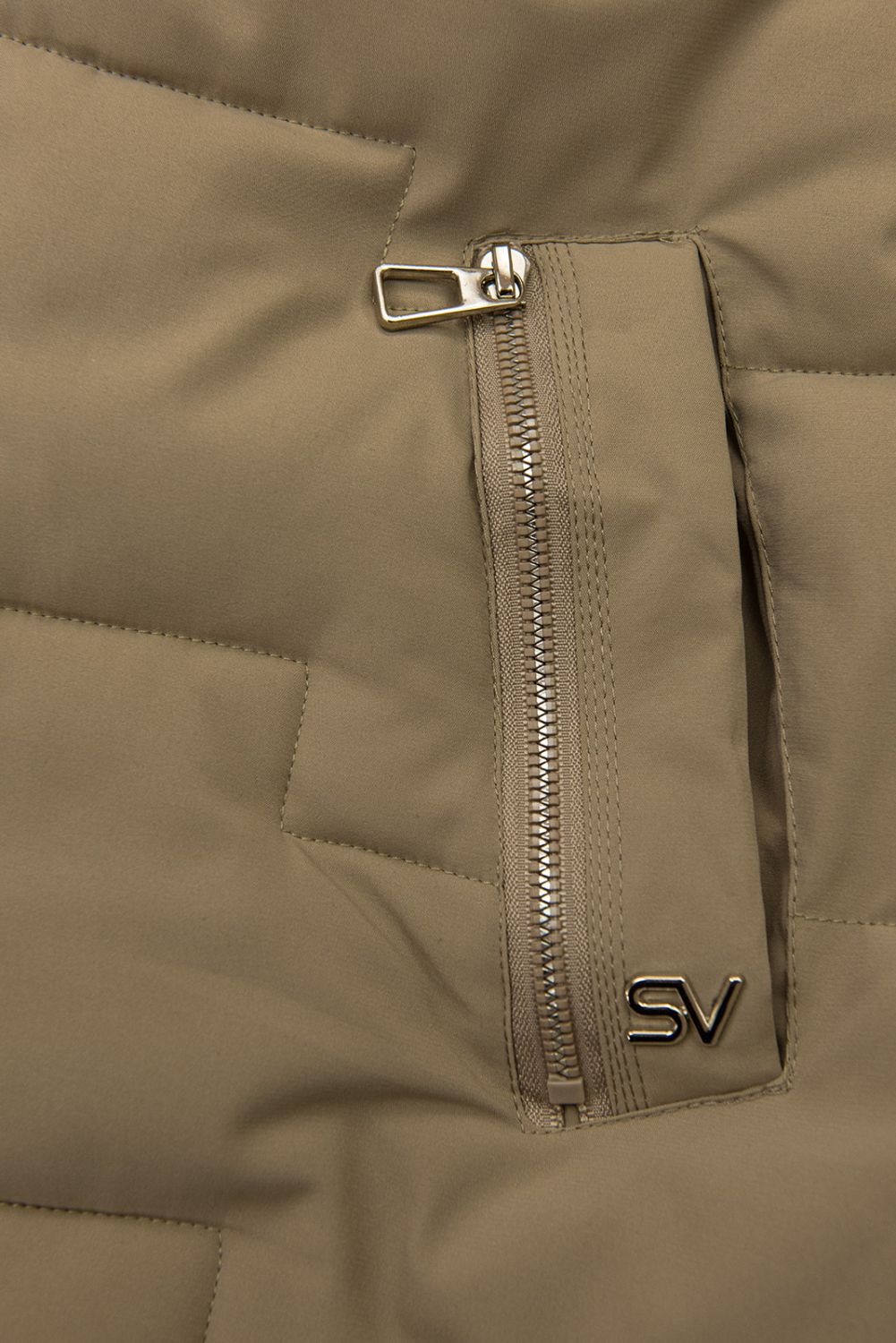 Béžová prošívaná zimní bunda v prodlouženém střihu