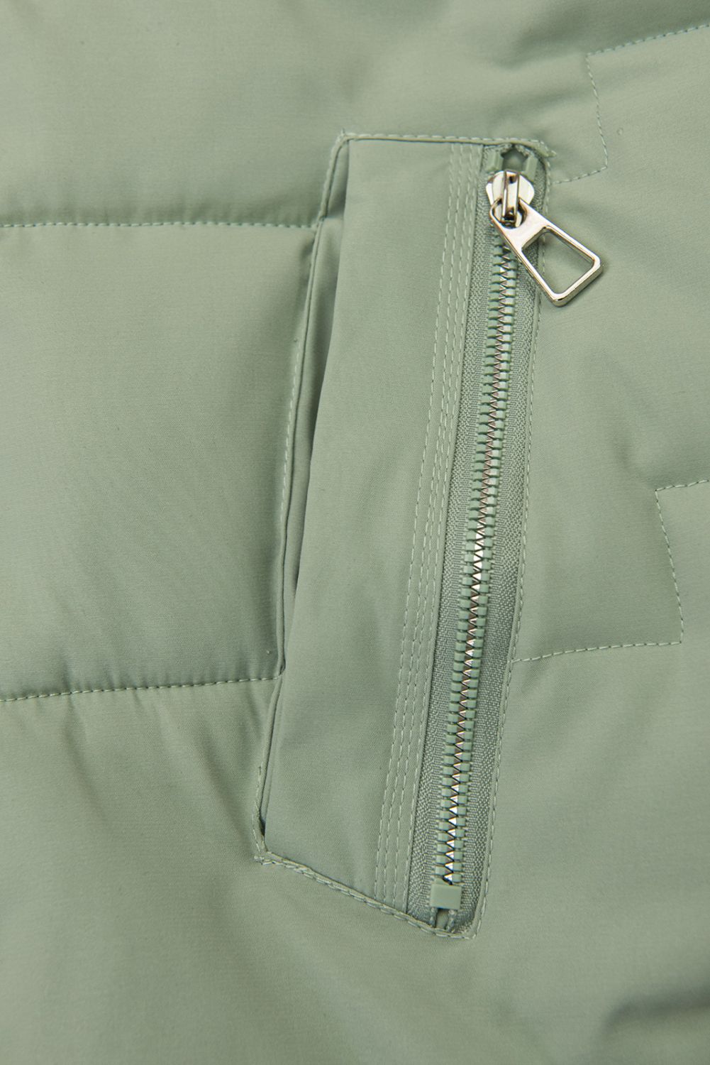 Nefritově zelená prošívaná zimní bunda v prodlouženém střihu