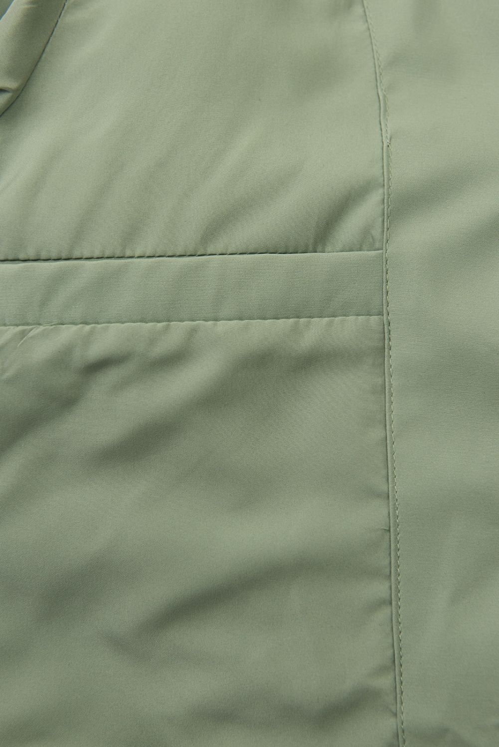 Nefritově zelená prošívaná zimní bunda v prodlouženém střihu