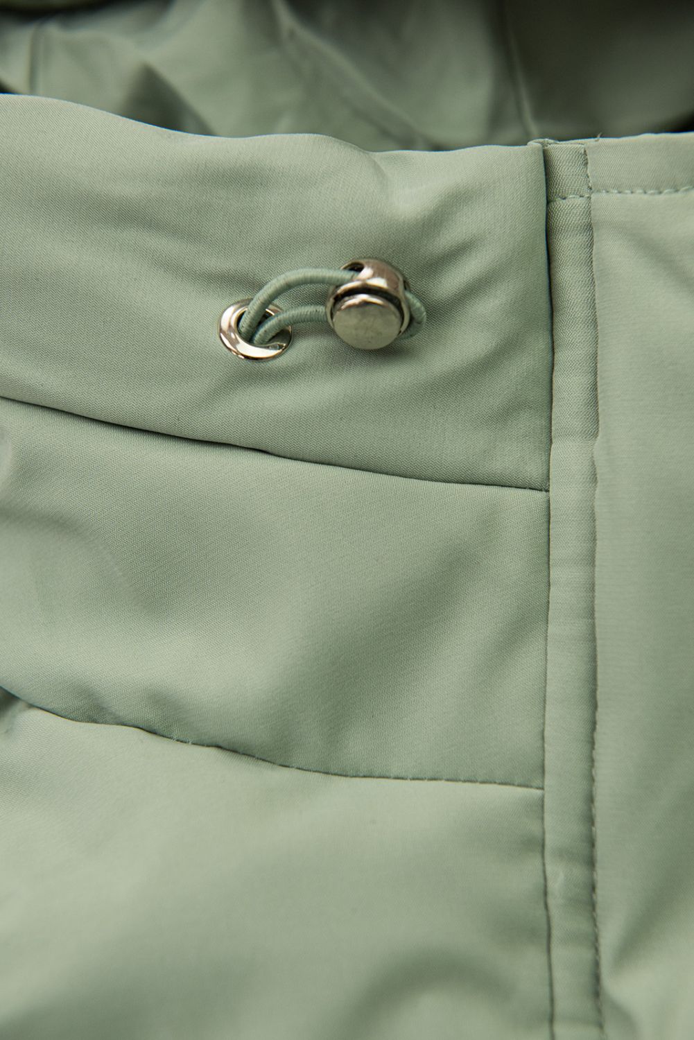 Nefritově zelená prošívaná zimní bunda v prodlouženém střihu