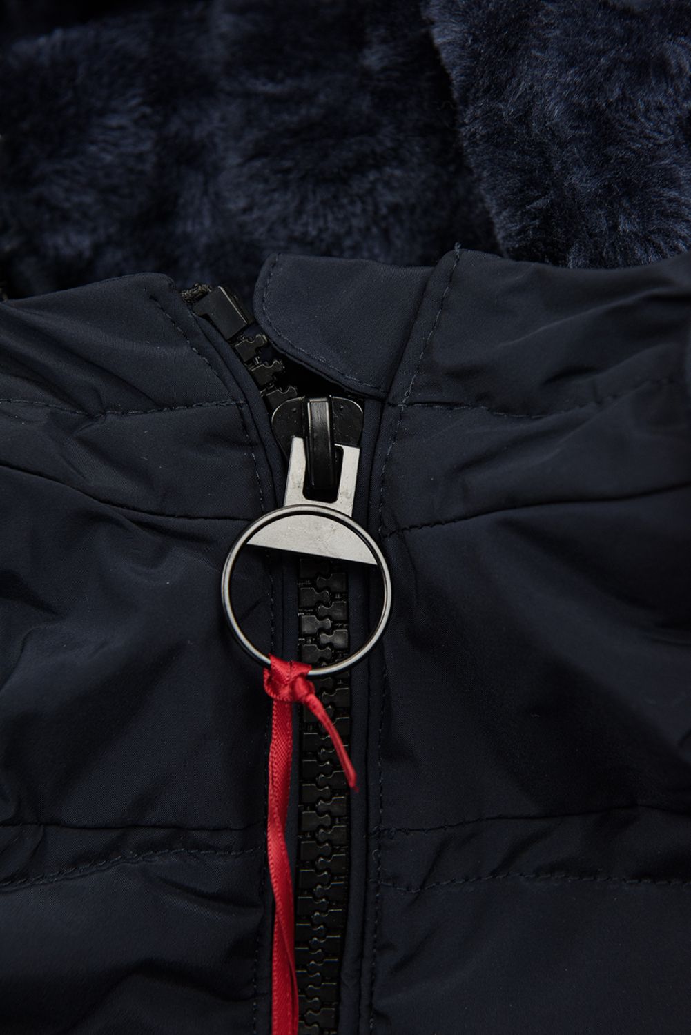 Tmavě modrá zimní prošívaná bunda s kapucí