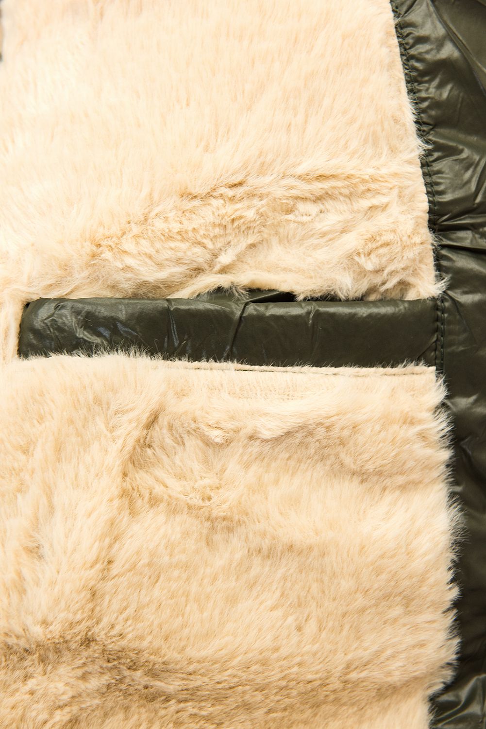 Khaki/béžová lesklá bunda s páskem
